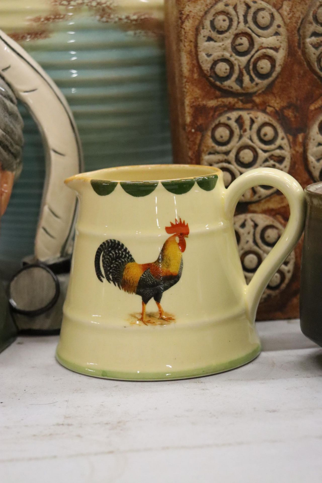 A QUANTITY OF ITEMS TO INCLUDE A ROYAL DOULTON TOBY JUG, 'MARK TWAIN', PLUS STUDIO POTTERY VASES, - Image 5 of 10