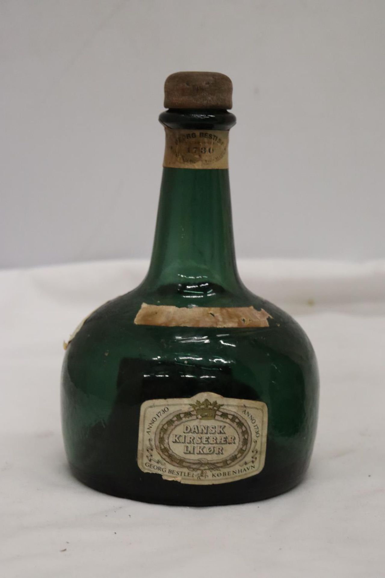 A THORENS MOVEMENT BLADON RACES MUSICAL BOTTLE MADE IN SWITZERLAND TOGETHER WITH A GREEN GLASS - Image 4 of 5