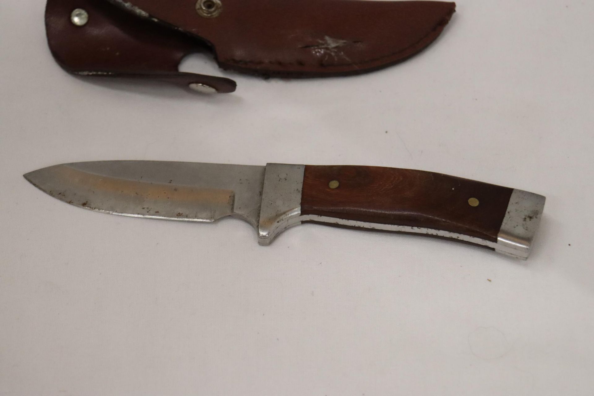 A HUNTING KNIFE IN A LEATHER SHEATH - Image 4 of 5