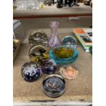 NINE GLASS ITEMS TO INCLUDE SEVEN PAPERWEIGHTS