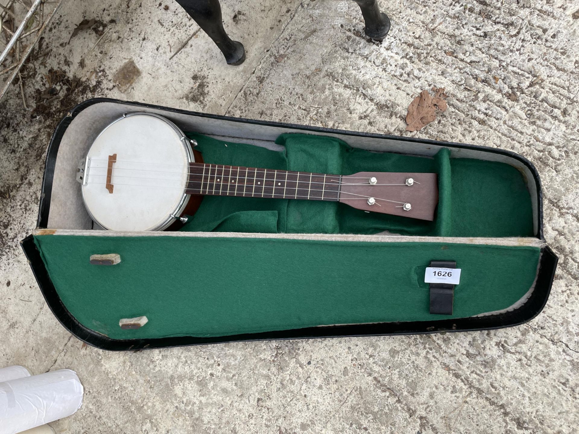 A VINTAGE BANJO WITH CARRY CASE