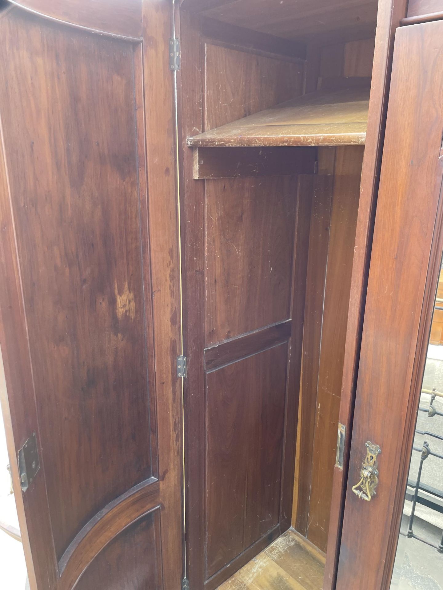 A VICTORIAN MAHOGANY DOUBLE BOW FRONTED MIRROR DOOR WARDROBE WITH FOLIATE CARVED PANELS AND THREE - Image 9 of 10