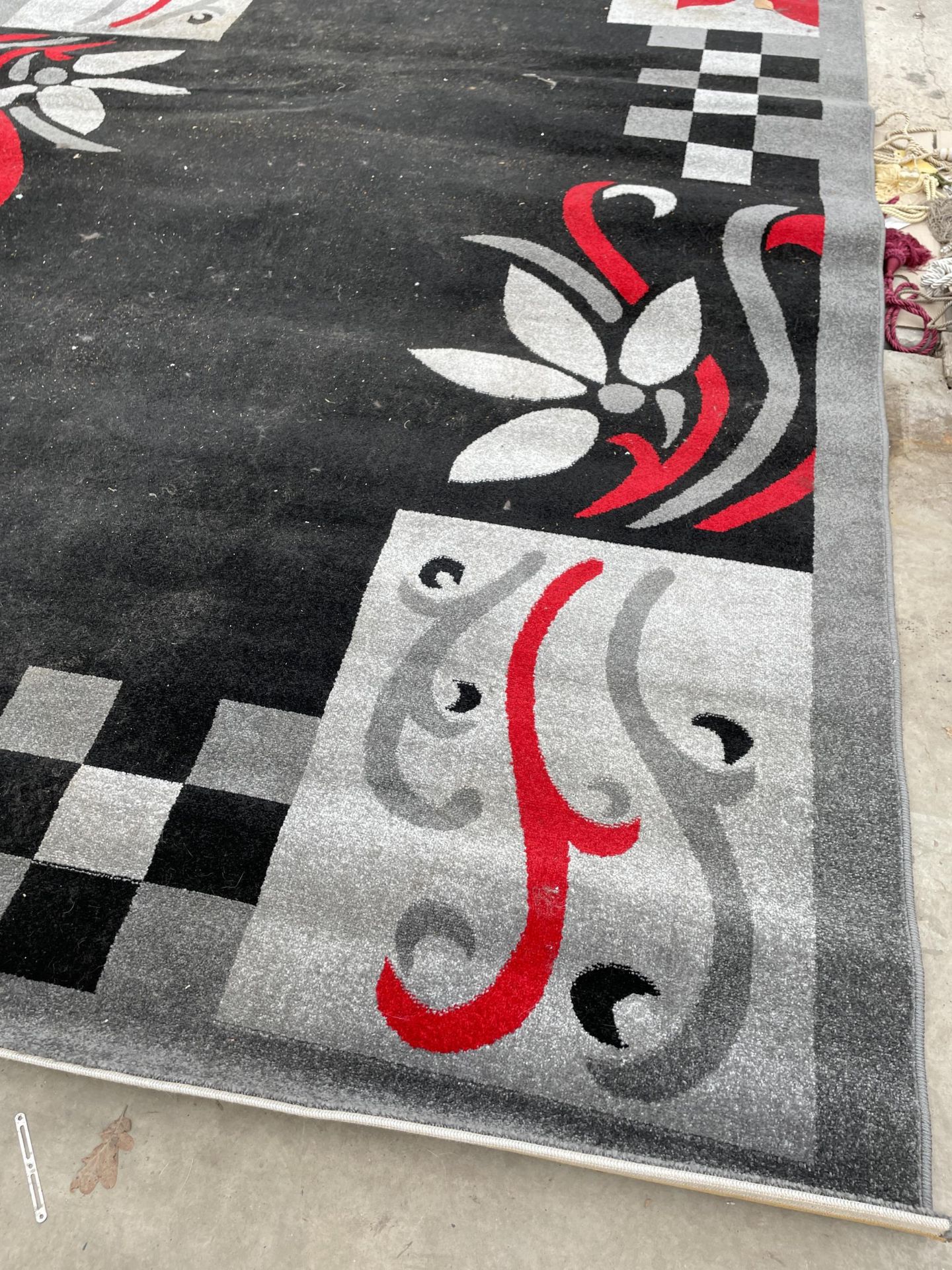 A MODERN GREY PATTERNED RUG - Bild 2 aus 2