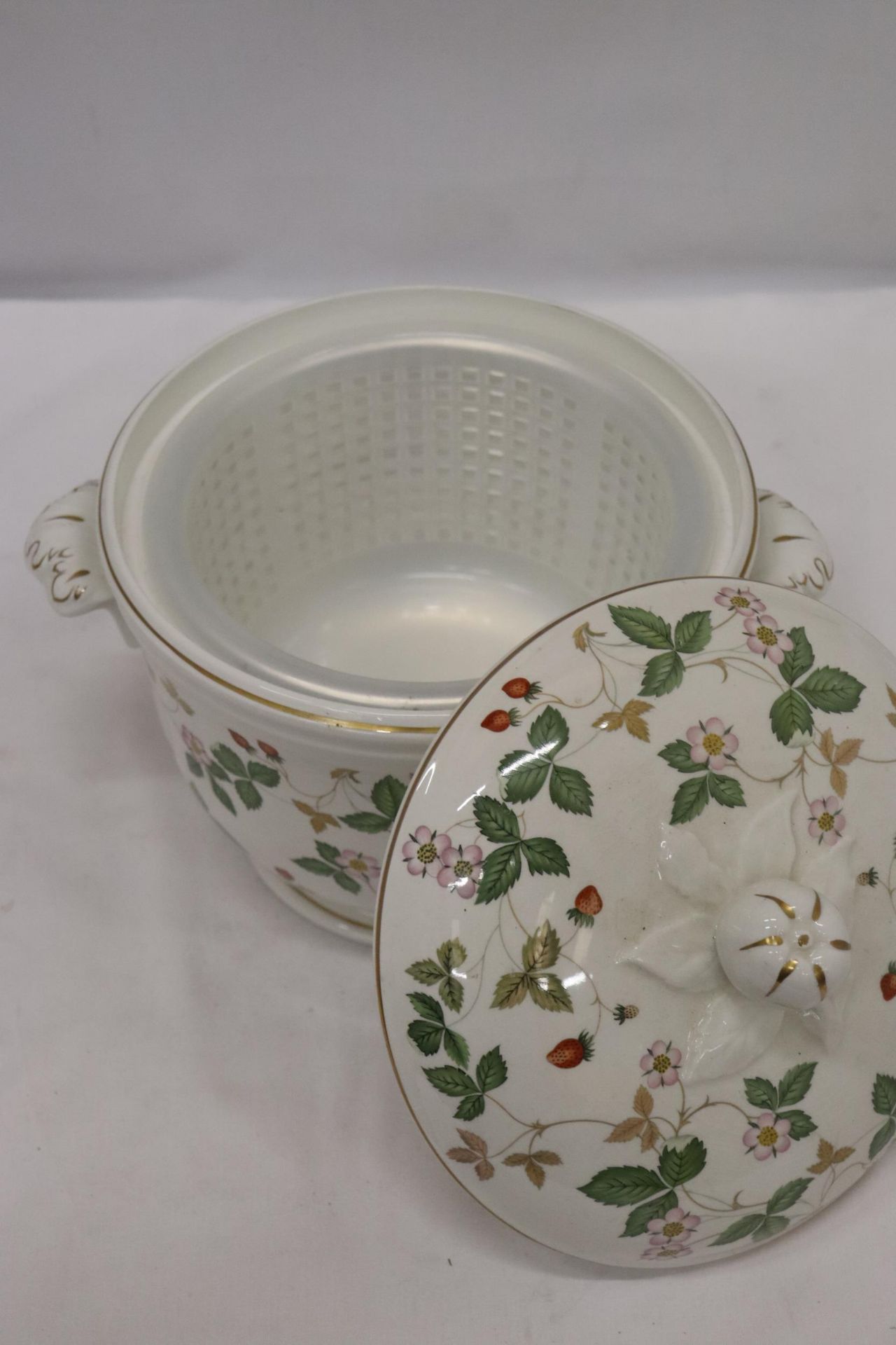A CERAMIC WEDGWOOD 'WILD STRAWBERRY' ICE BUCKET WITH INNER LINER - Image 3 of 6