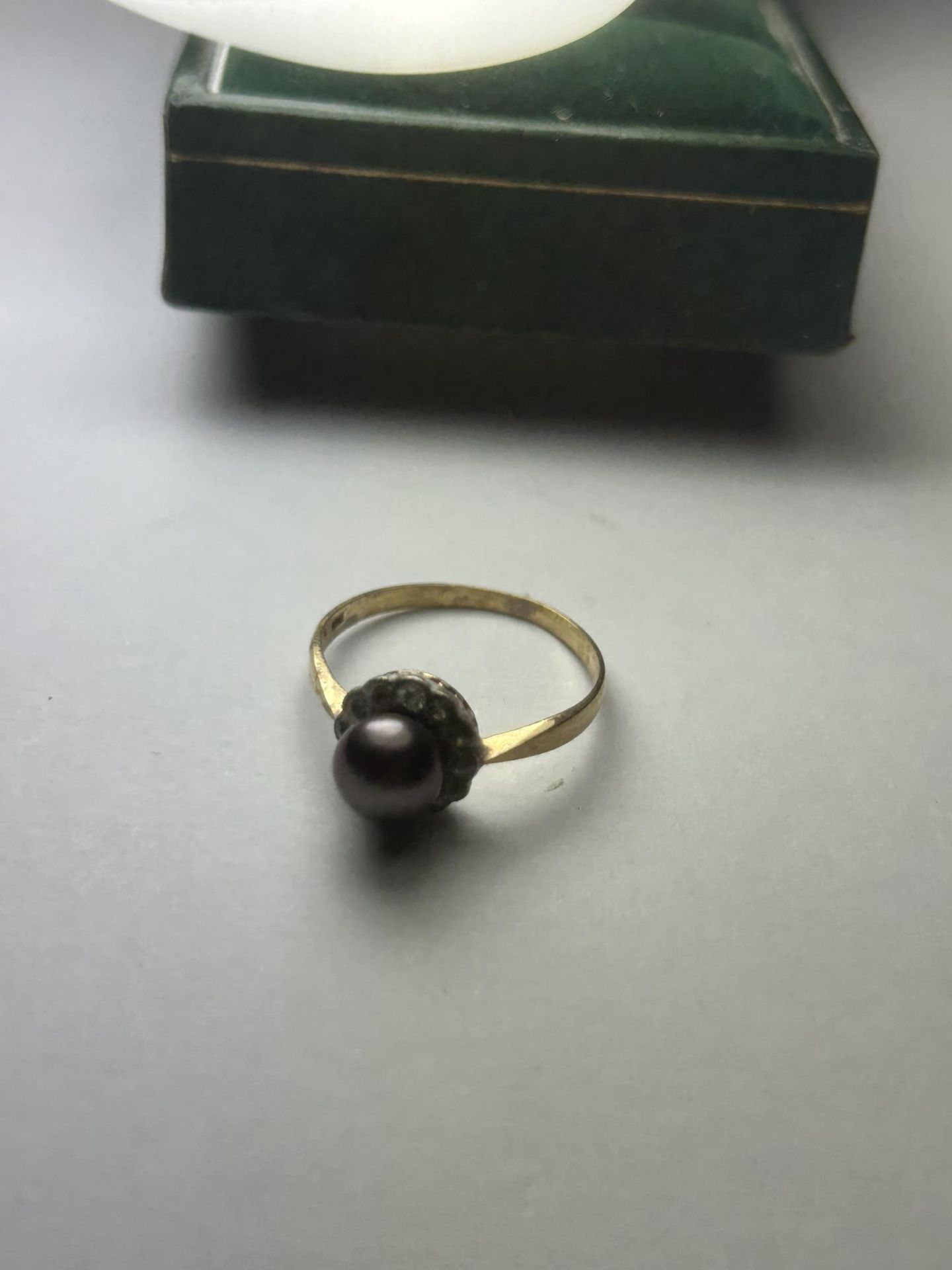 AN 18CT YELLOW GOLD PEARL AND CLEAR STONE RING, SIZE N, COMPLETE WITH PRESENTATION BOX - Bild 2 aus 4