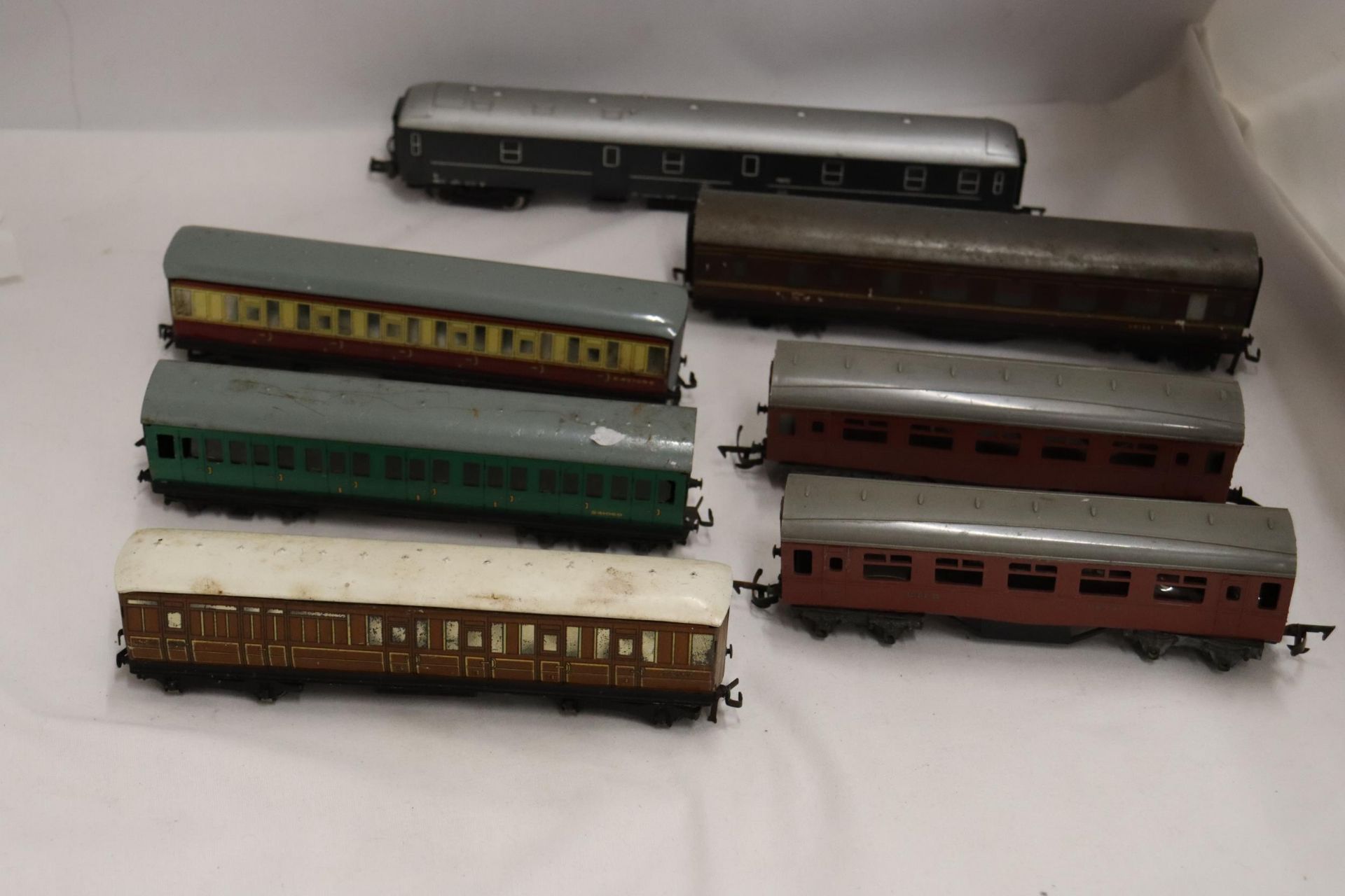 SEVEN EARLY CARRIAGES TO INCLUDE FOUR METAL EXAMPLES - Image 3 of 6