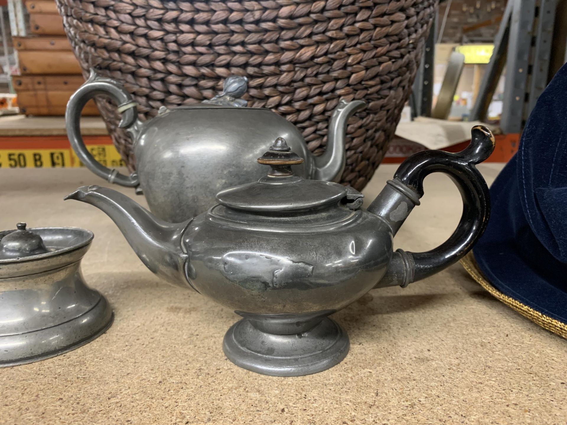 THREE PIECES OF VINTAGE PEWTER TO INCLUDE A SHIP'S INKWELL, TEAPOT WITH FLORAL FINIAL AND AN ' - Image 3 of 4