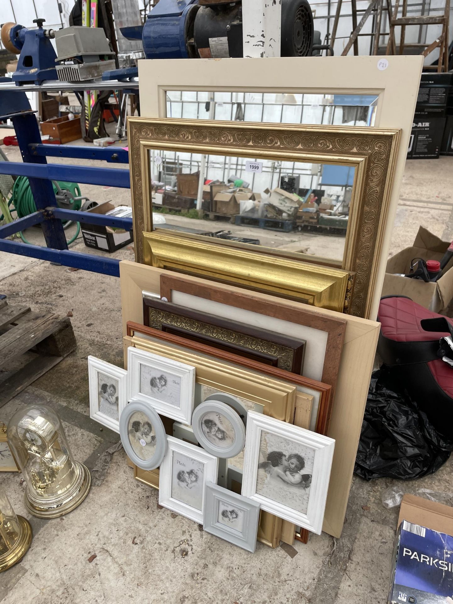 AN ASSORTMENT OF FRAMED MIRRORS AND PRINTS ETC