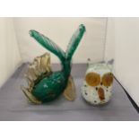 A VINTAGE MURANO GLASS FISH AND GLASS OWL PAPERWEIGHT, HEIGHT 21CM