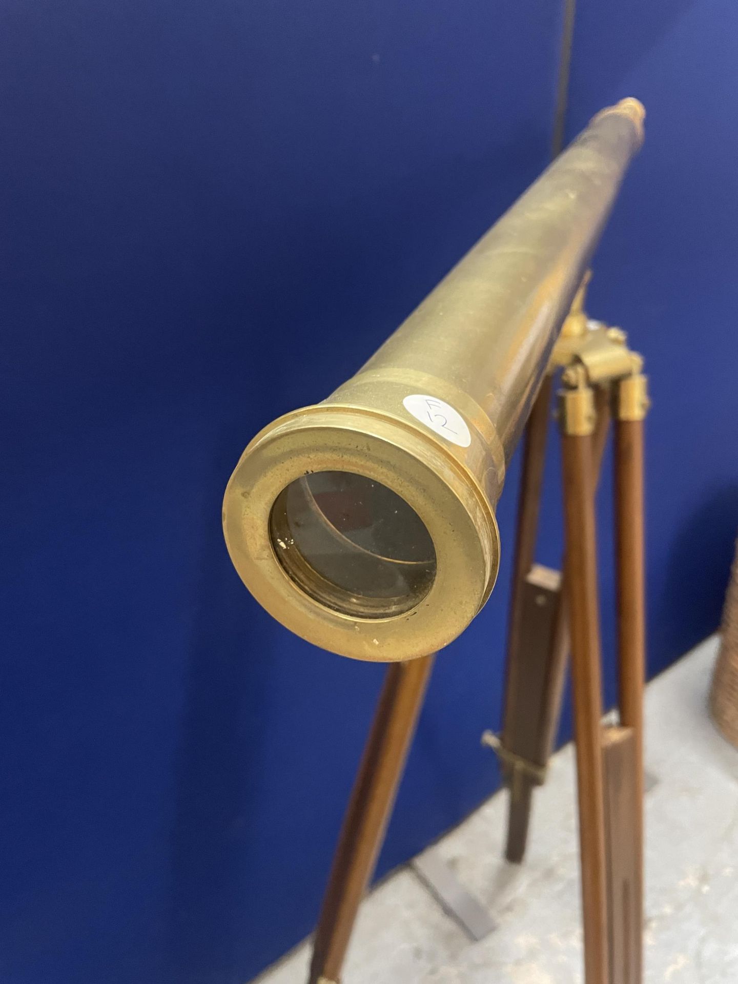 A BRASS TELESCOPE ON AN ADJUSTABLE TRIPOD STAND - Bild 3 aus 4