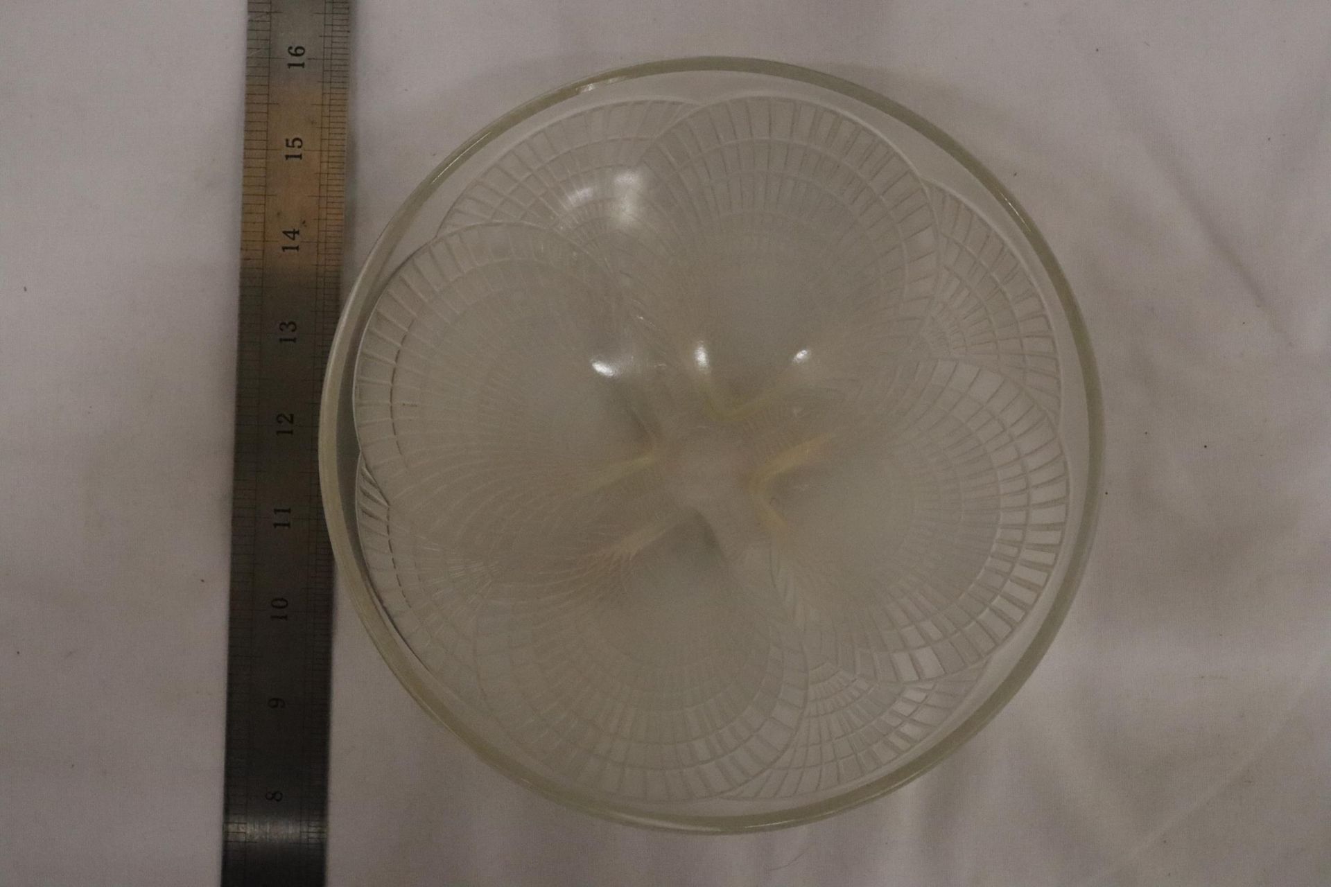 A R LALIQUE FRANCE NO 3202 COCQUILLES PATTERN GLASS BOWL SIGNED TO BASE 18CM DIAMETER - Image 6 of 6