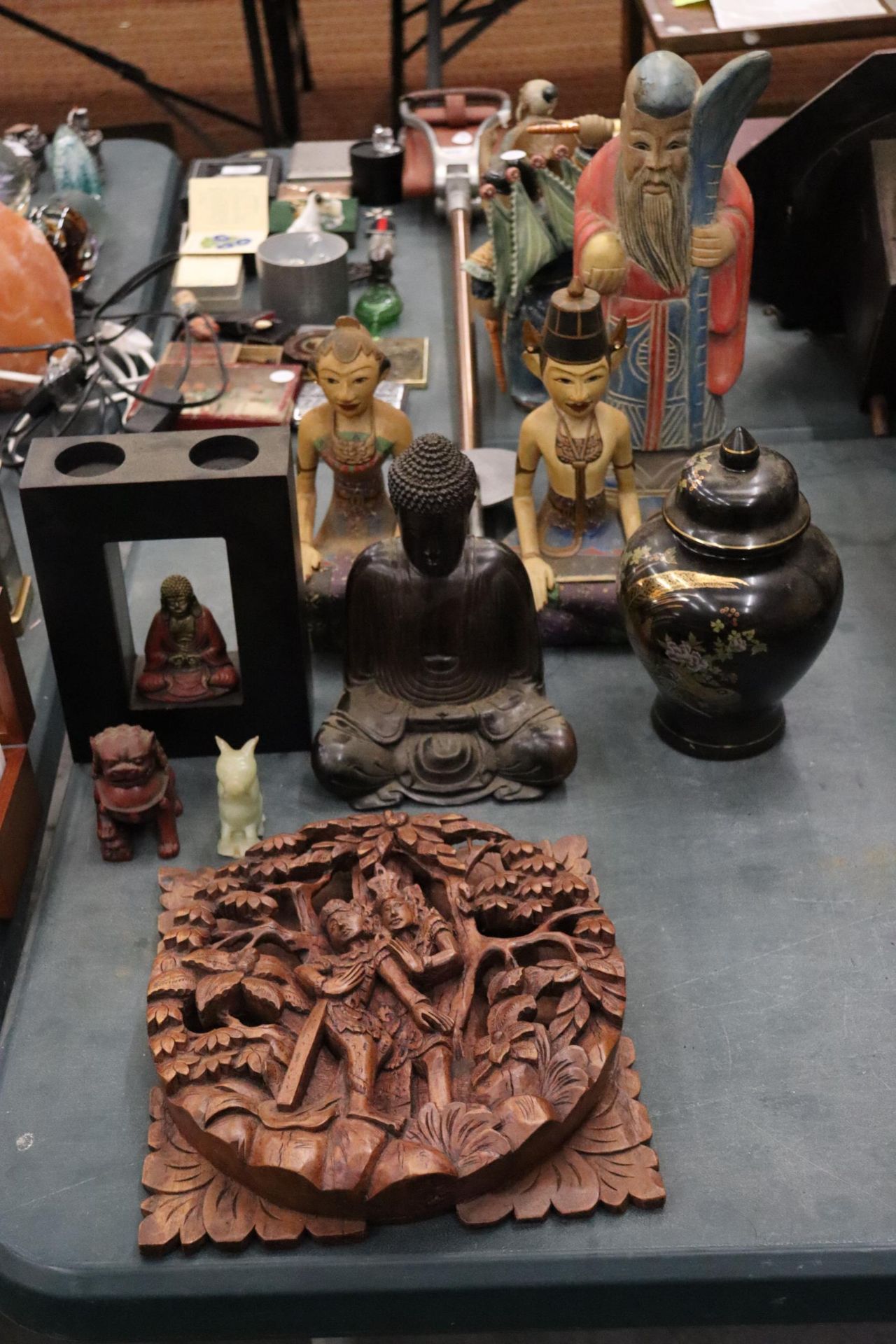A COLLECTION OF ASIAN ITEMS TO INCLUDE A WALL PLAQUE, BUDDAH FIGURES, LARGE WOODEN FIGURES, A FOO