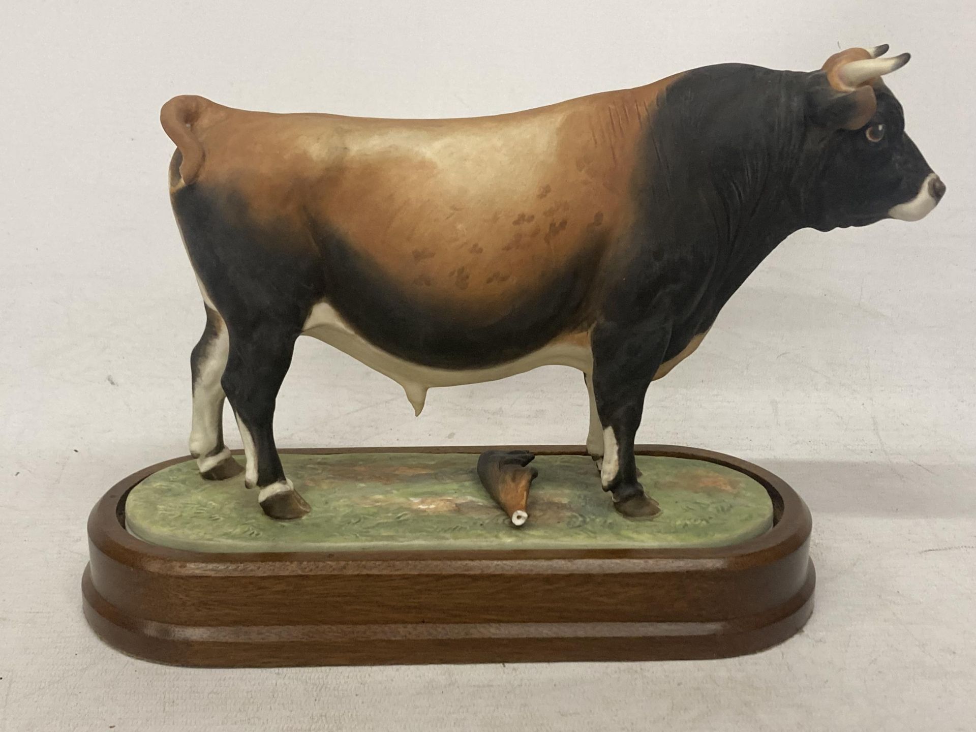 A ROYAL WORCESTER MODEL OF A JERSEY BULL MODELLED BY DORIS LINDNER PRODUCED IN A LIMITED EDITION - Bild 3 aus 5