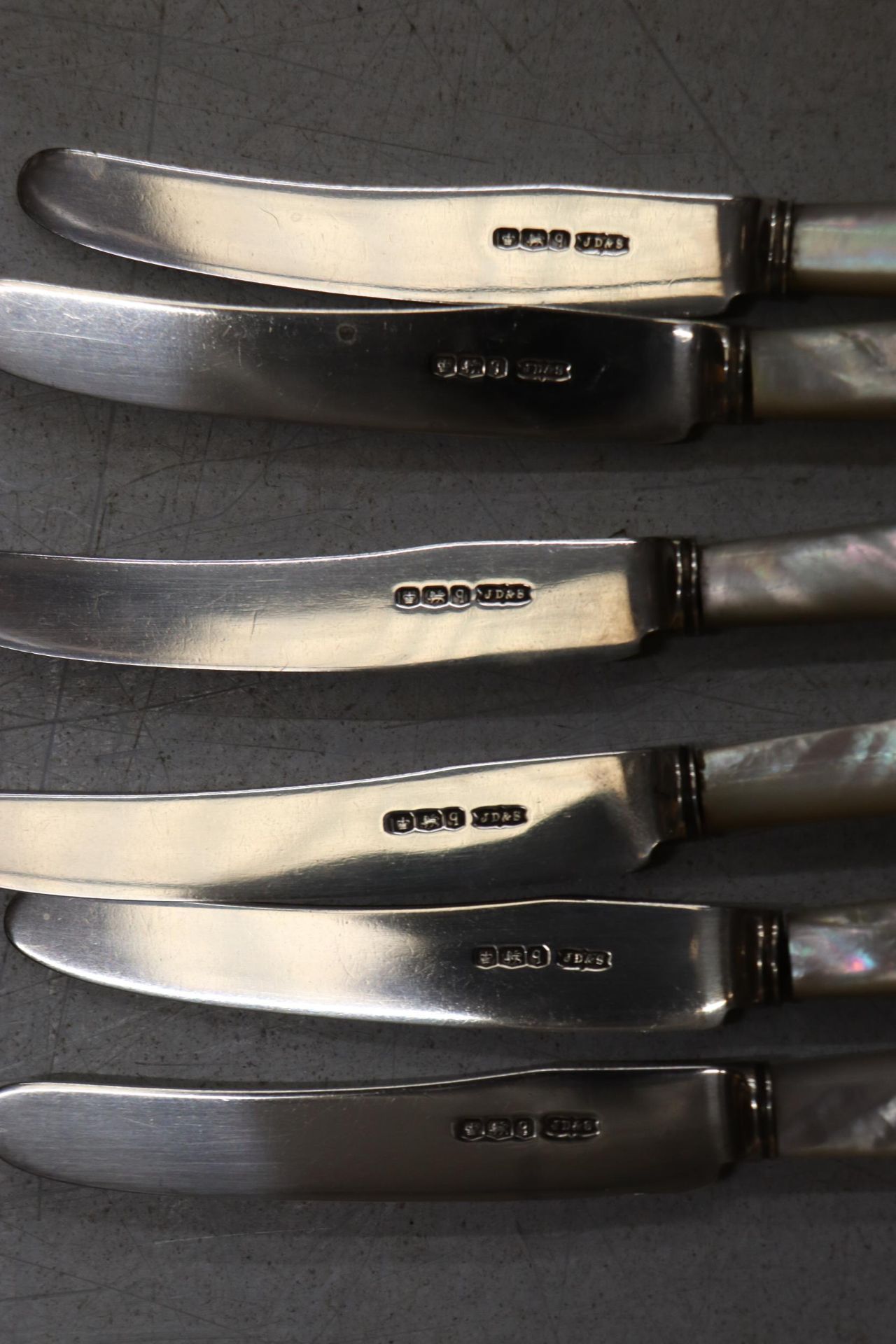 SIX HALLMARKED SHEFFIELD BUTTER KNIVES WITH PEARLISED HANDLES - Image 2 of 7