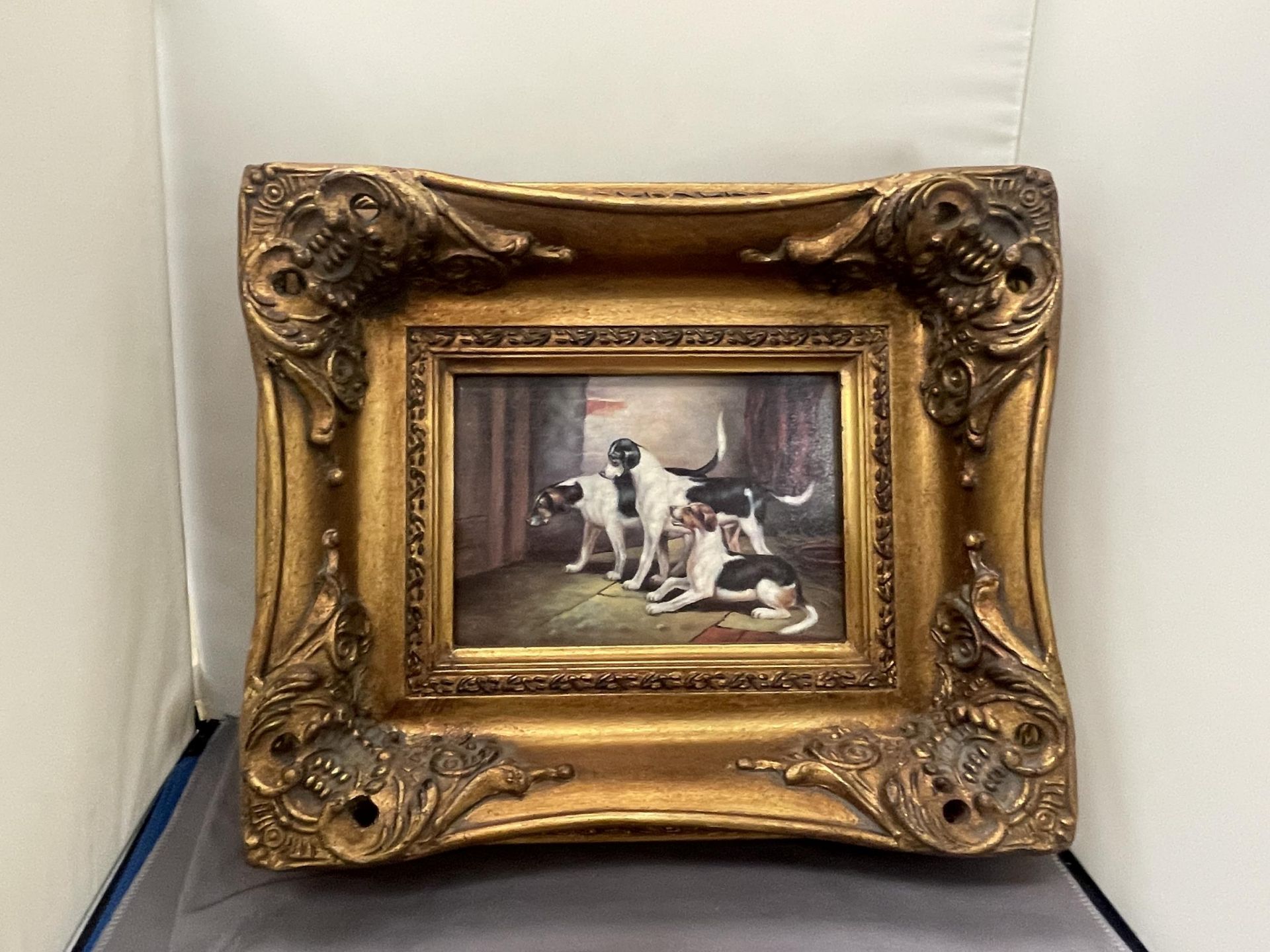 A PRINT OF THREE DOGS IN A HEAVY GILDED FRAME PRINT SIZE 18CM X 12CM