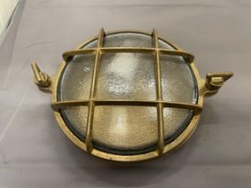 A ROUND BRASS WALL LIGHT, DIAMETER 18CM