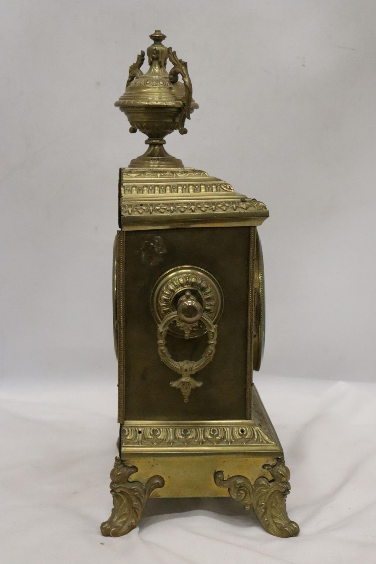 A FRENCH GILT BRASS MANTLE CLOCK WITH KEY - Image 7 of 9