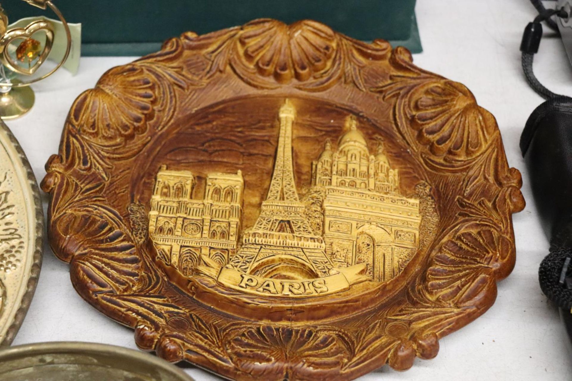 A MIXED LOT TO INCLUDE A SILVER PLATE TRAY, WOODEN WALL PLAQUE WITH PARIS SCENE, WRITING SET WITH - Image 4 of 8