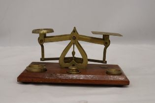 AN ANTIQUE POSTAL SCALE BRASS AND WOOD BASE