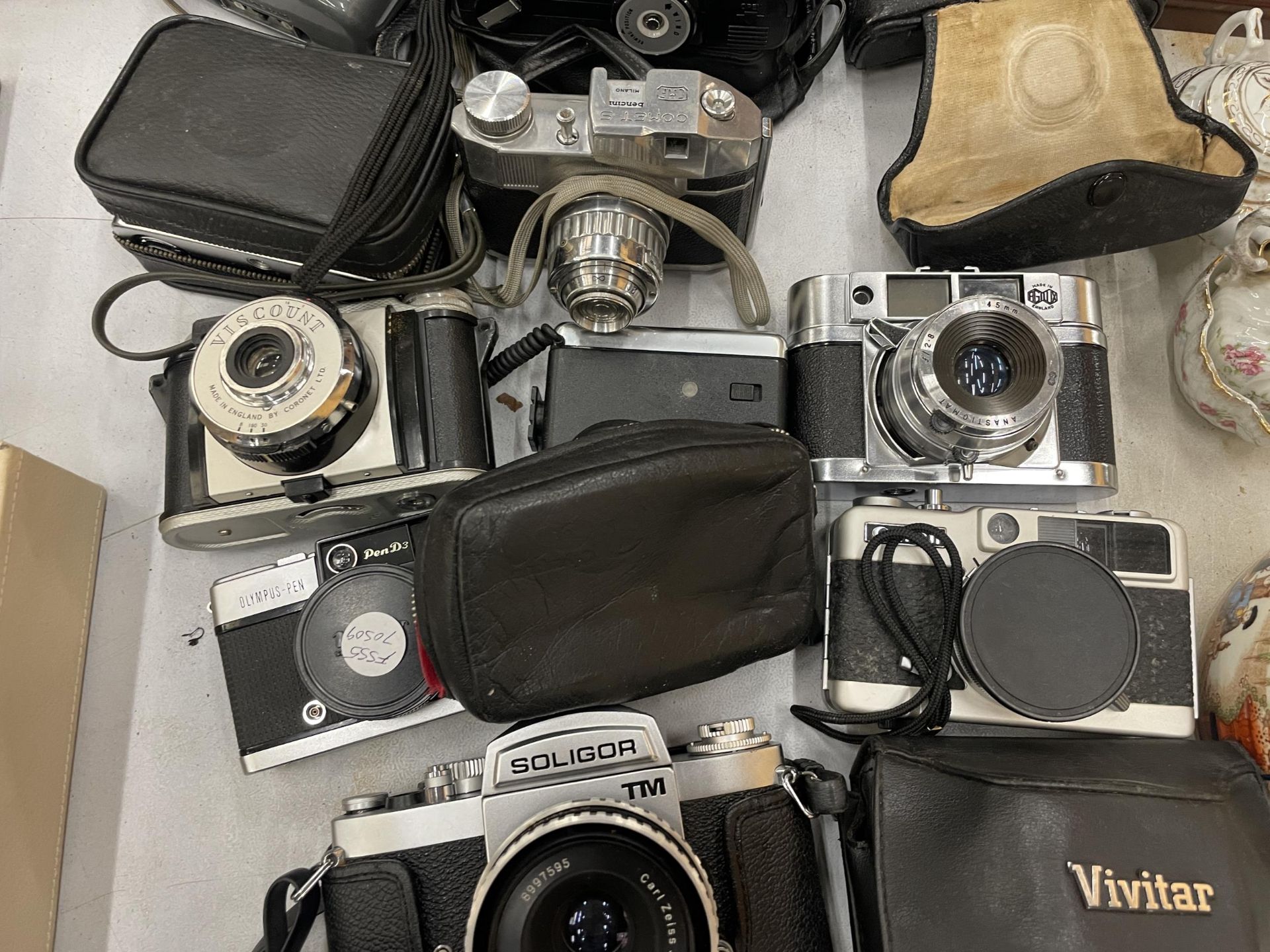 A COLLECTION OF VINTAGE CAMERAS TO INCLUDE NIKKOREX, RICOH, KONICA, COMET, VIVITAR, OLYMPUS, ETC - - Image 3 of 4