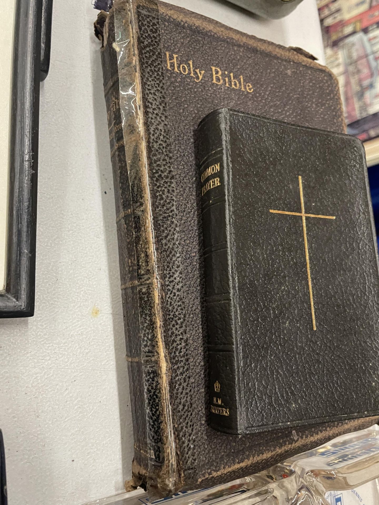 A VINTAGE LEATHER BOUND BIBLE AND BOOK OF COMMON PARAYER - Image 2 of 2
