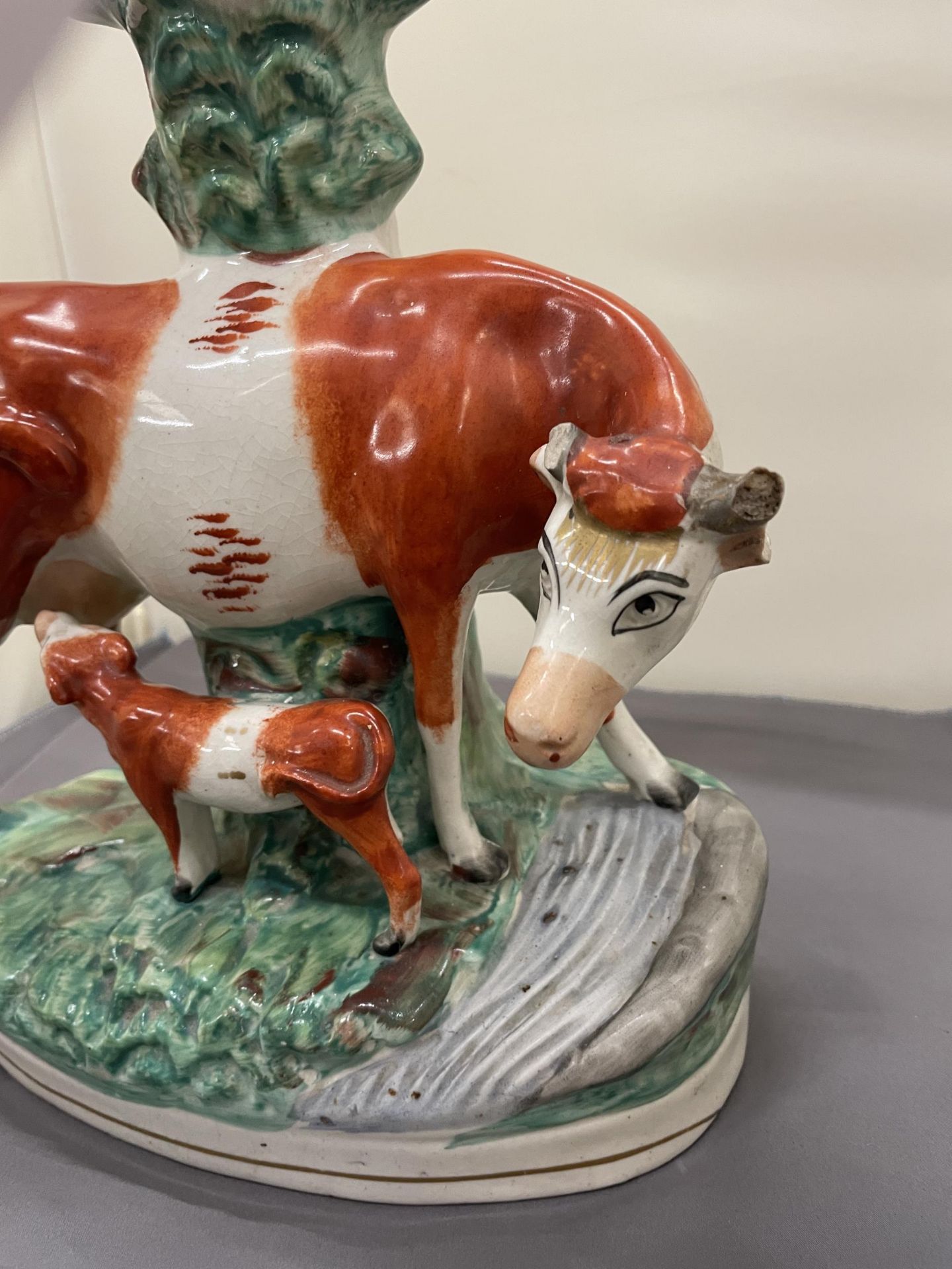 A VINTAGE STAFFORDSHIRE FLATBACK COW AND CALF SPILL HOLDER, HEIGHT 30CM - Image 2 of 4