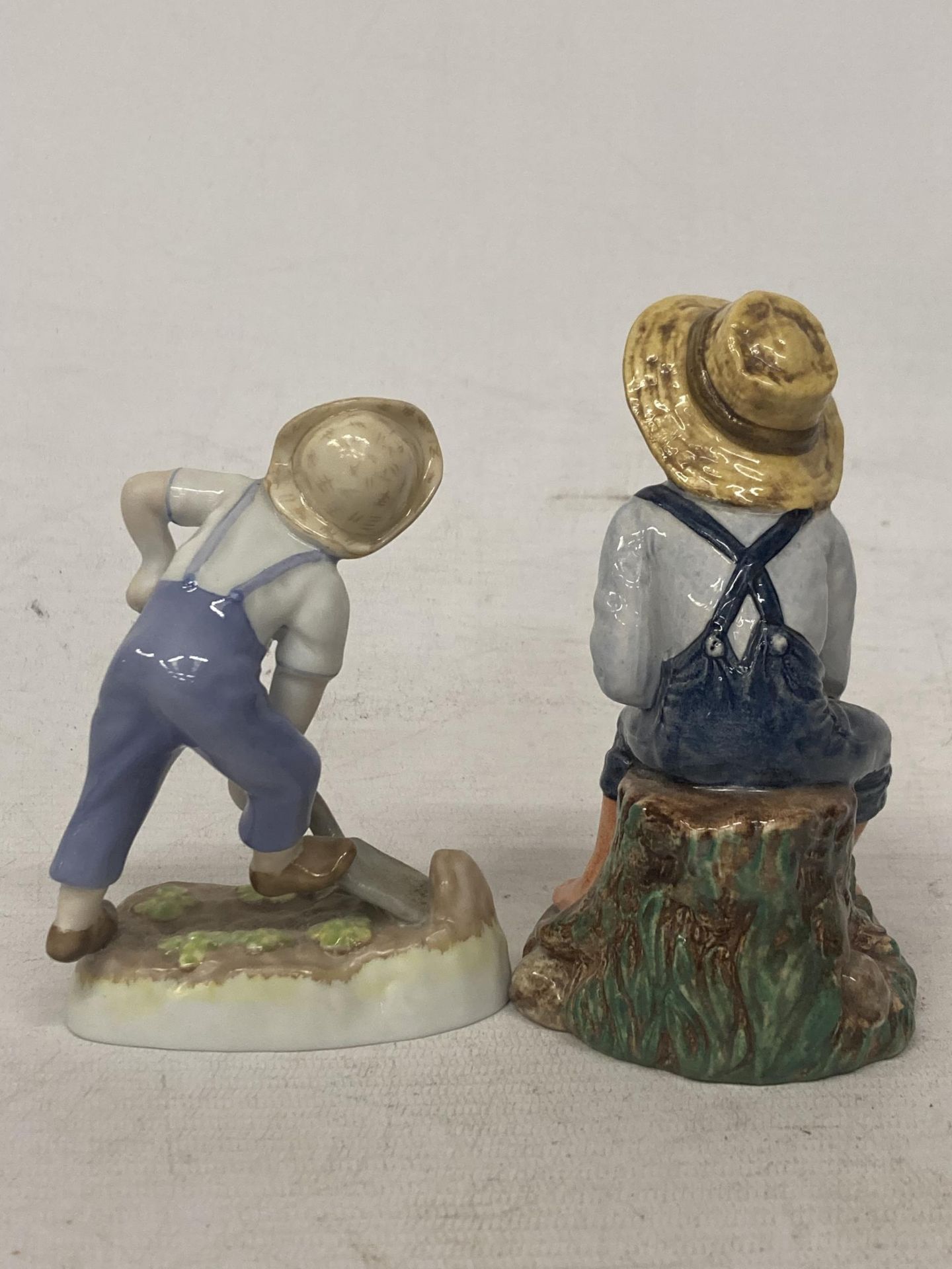 A ROYAL DOULTON FIGURE OF TOM SAWYER HN 2926 TOGETHER WITH A ROYAL WORCESTER FIGURE FROM THE - Image 3 of 5