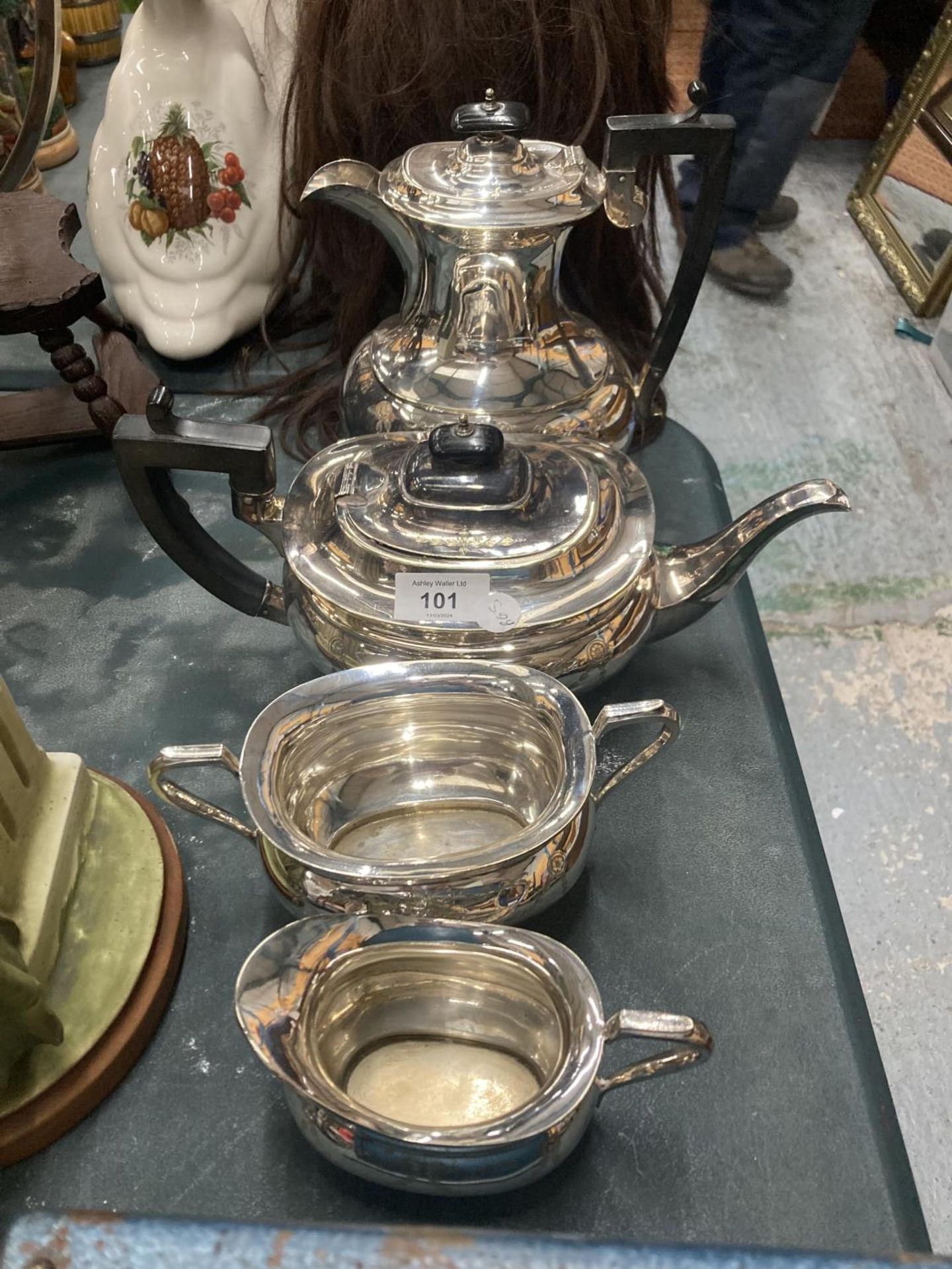 A FOUR PIECE SILVER PLATED TEASET TO INCLUDE A COFFEE POT, TEAPOT, SUGAR BOWL AND CREAM JUG