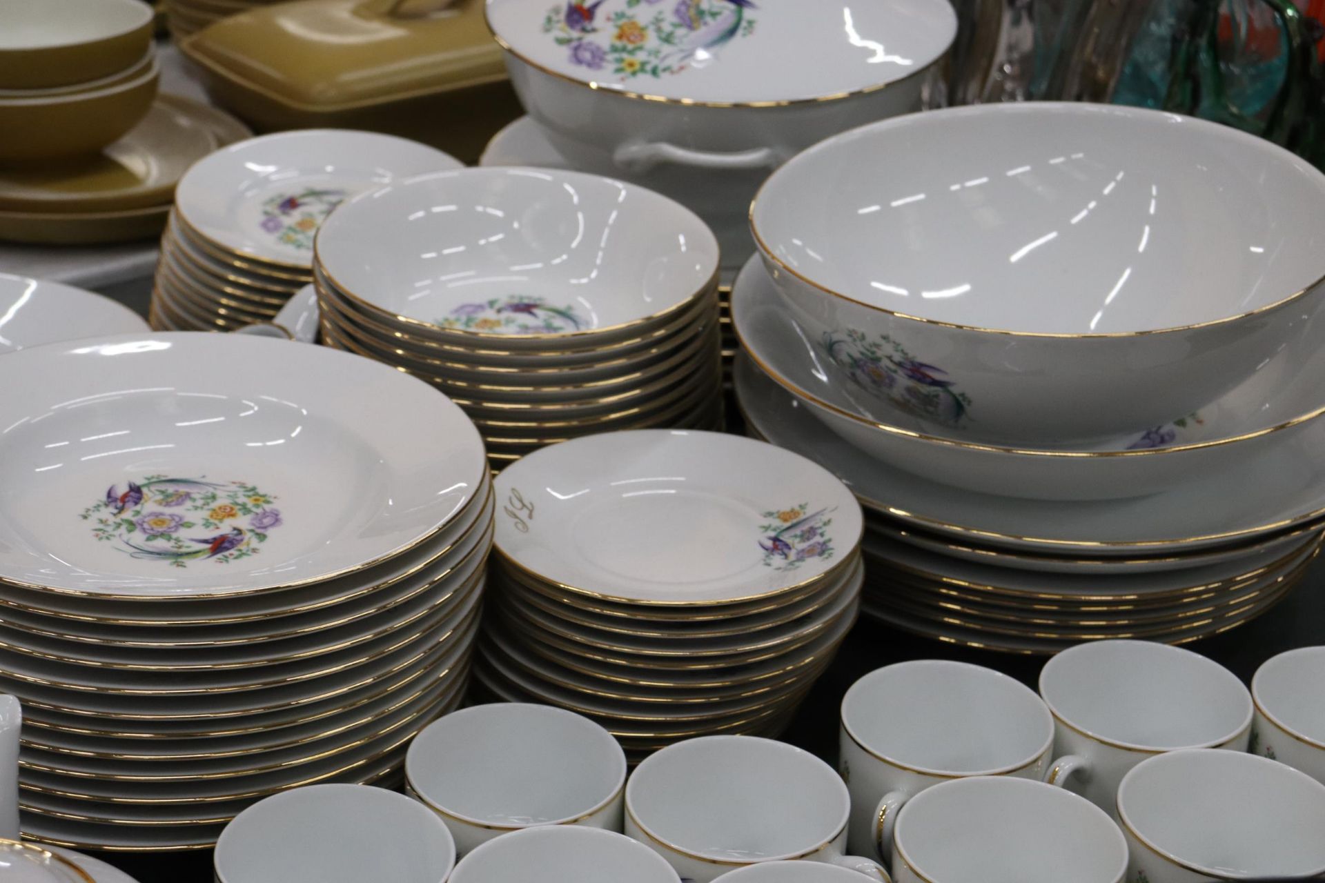 A LARGE LIMOGES DINNER SERVICE WITH BIRDS OF PARADISE DESIGN TO INCLUDE, VARIOUS SIZES OF PLATES, - Image 12 of 12