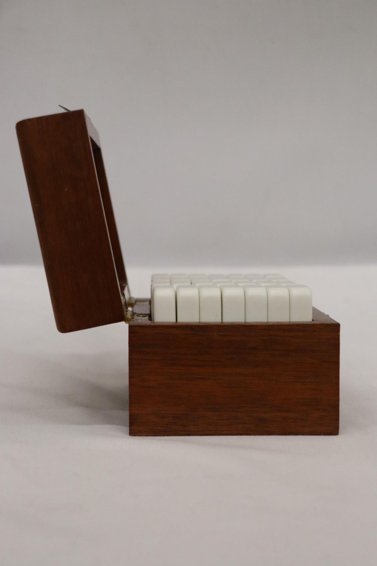 A WOODEN BOX CONTAINING A SET OF BONE DOMINOES - Image 6 of 7