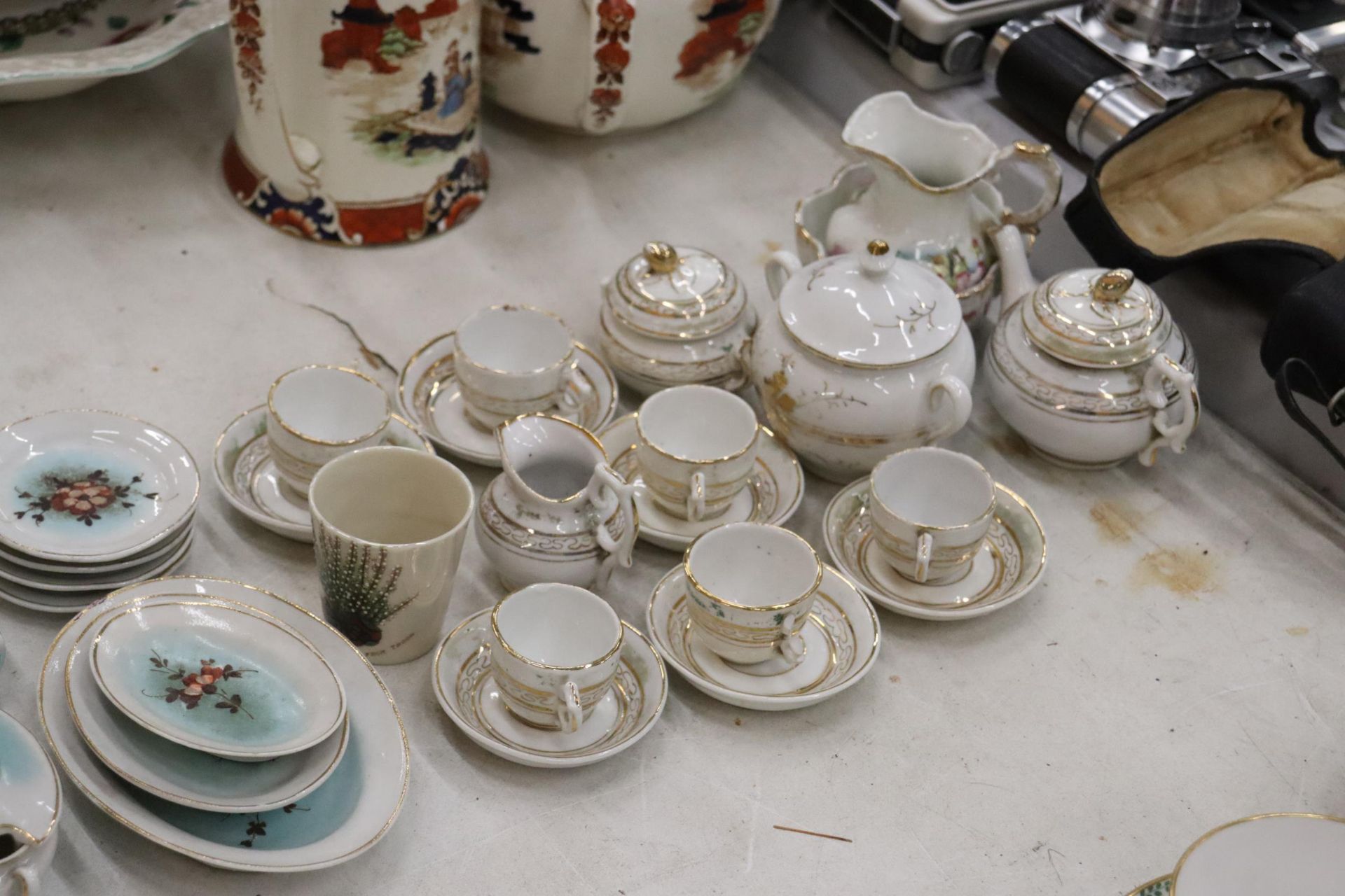 A VINTAGE DOLL'S TEASET AND DINNER SERVICE TO INCLUDE PLATES, CUPS, SAUCERS, TEAPOT, ETC - Image 5 of 10