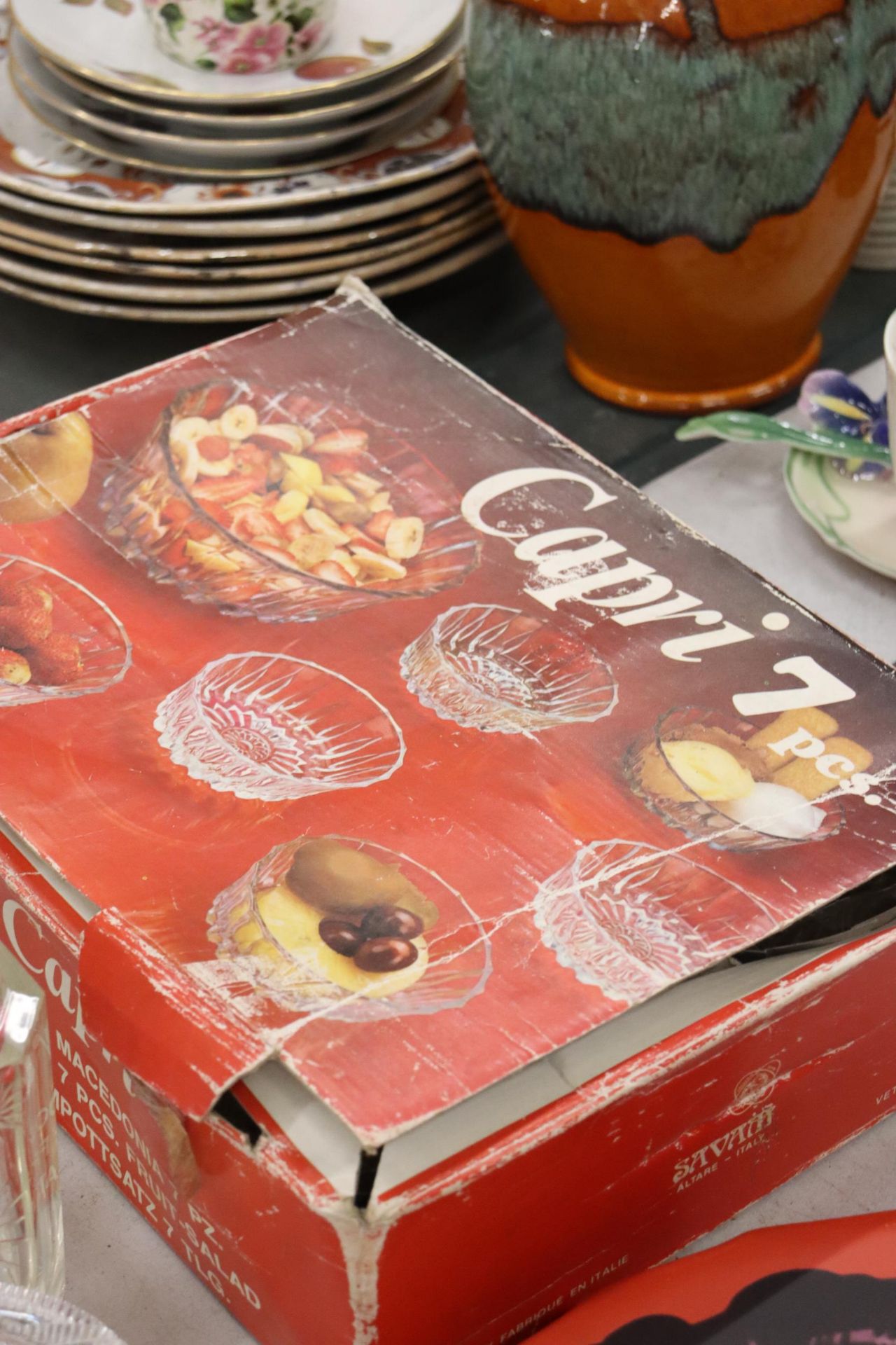 A QUANTITY OF GLASSWARE TO INCLUDE A SEVEN PIECE CAPRI FRUIT SALAD SET IN BOX - Image 6 of 8