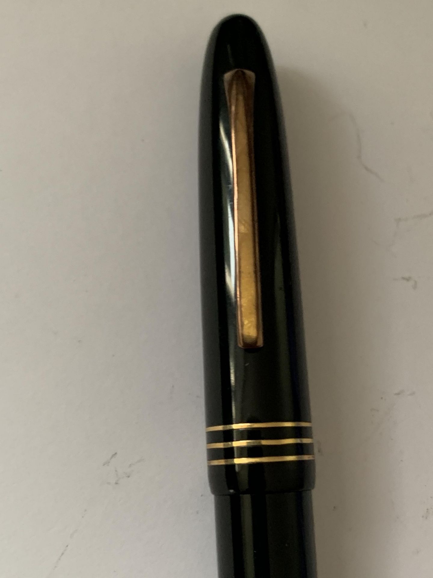 AN OMAS FOUNTAIN PEN MARKED THE MUSEUM OF MODERN ART NEW YORK WITH AN 18 CARAT GOLD NIB - Image 2 of 5