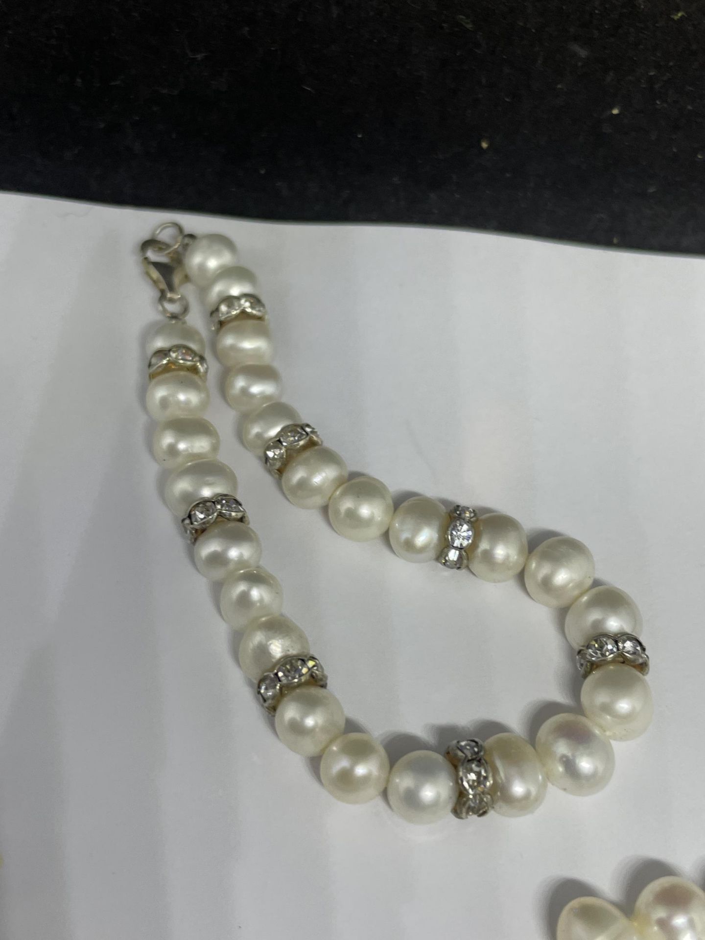 A ROSANTICA MILANO FRESH WATER PEARLS NECKLACE AND THREE BRACELETS - Image 5 of 7