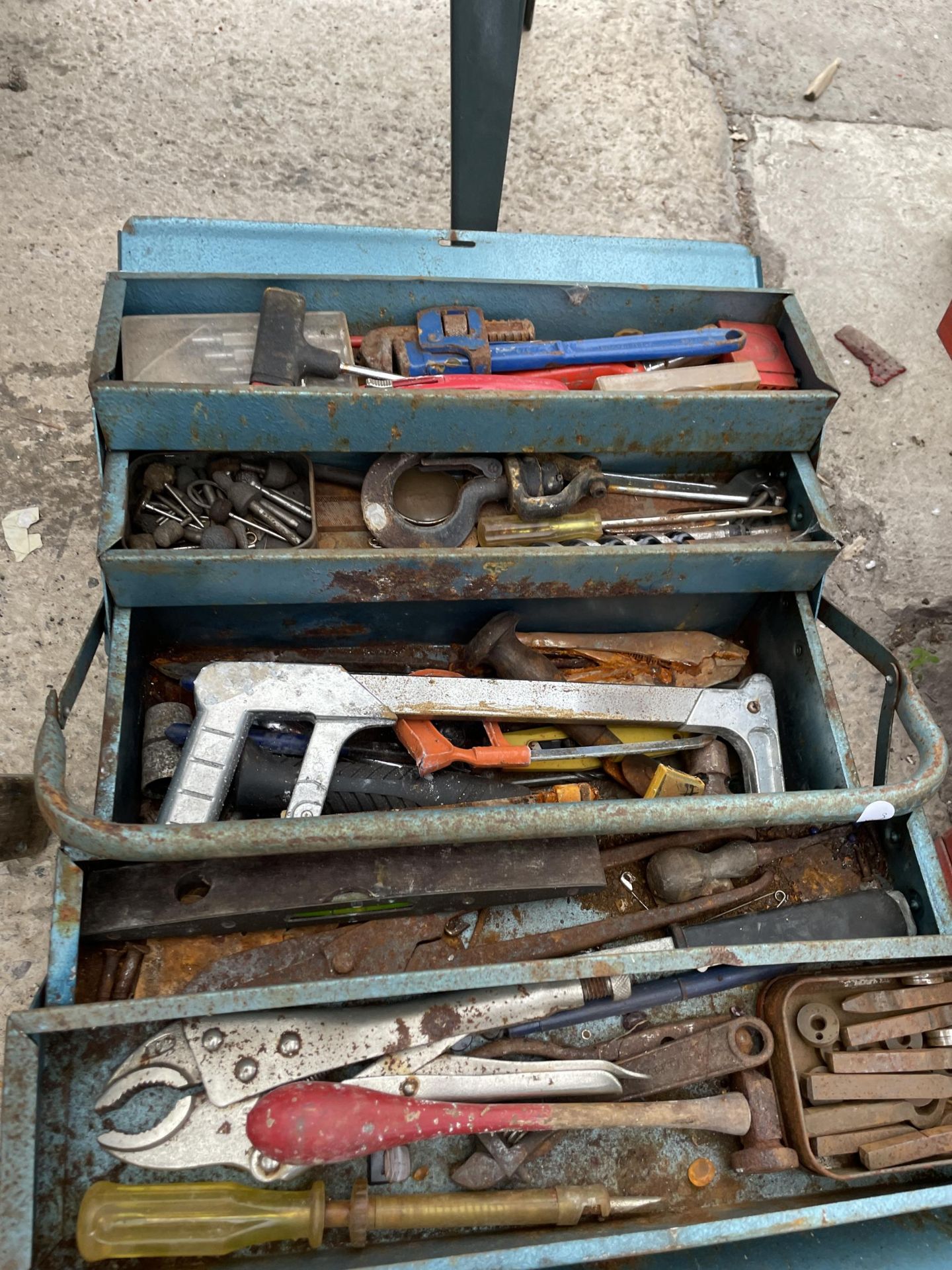 THREE METAL TOOL BOXES WITH AN ASSORTMENT OF TOOLS TO INCLUDE HAMMERS, MOLE GRIPS AND CHISELS ETC - Bild 2 aus 3