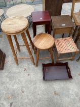AN OAK WORK BOX/TABLE, FOUR STOOLS AND A TRAY