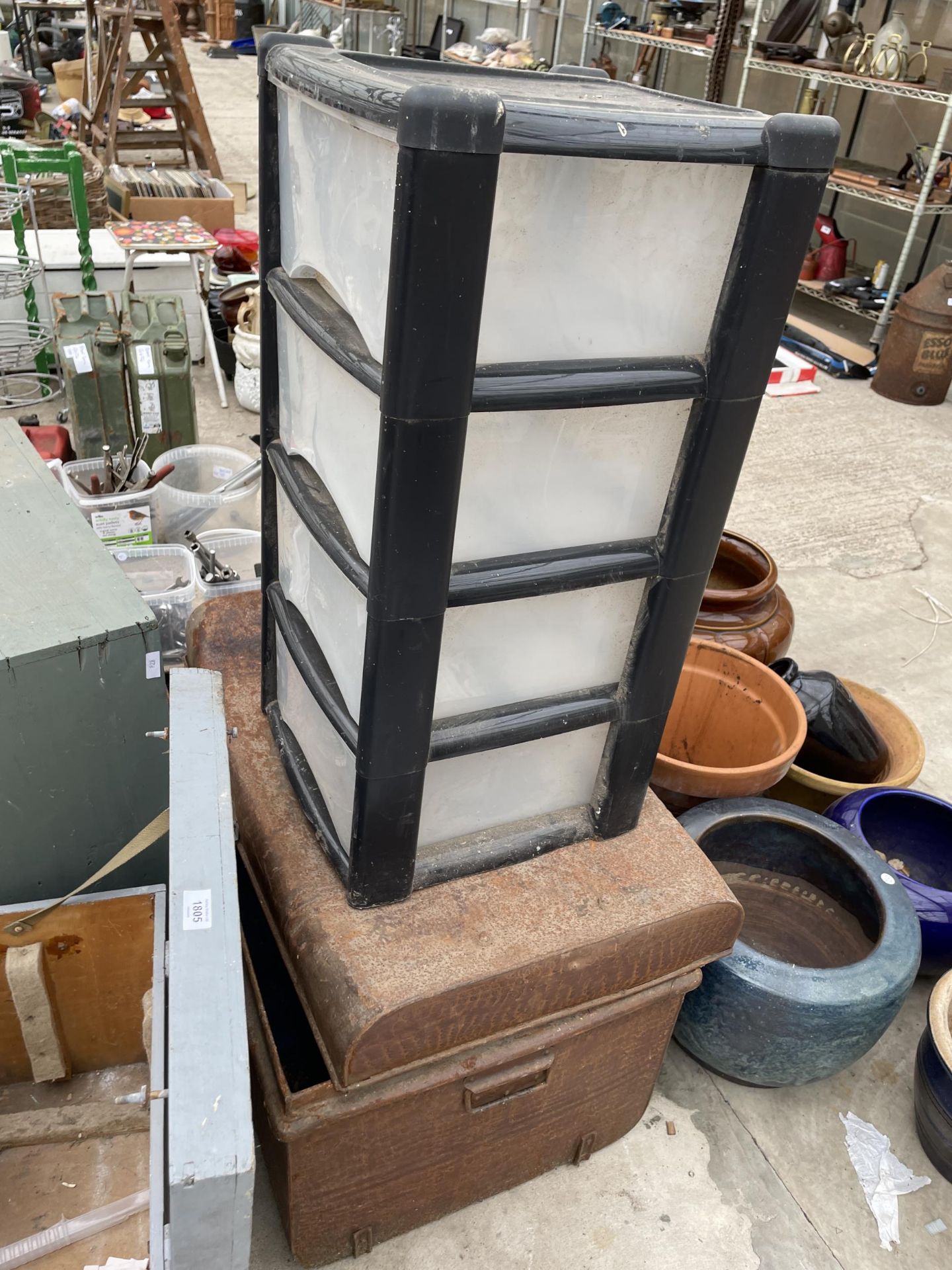 AN ASSORTMENT OF STORAGE BOXES AND CHESTS AND A COLLECTION OF GLASS WARE - Image 2 of 4