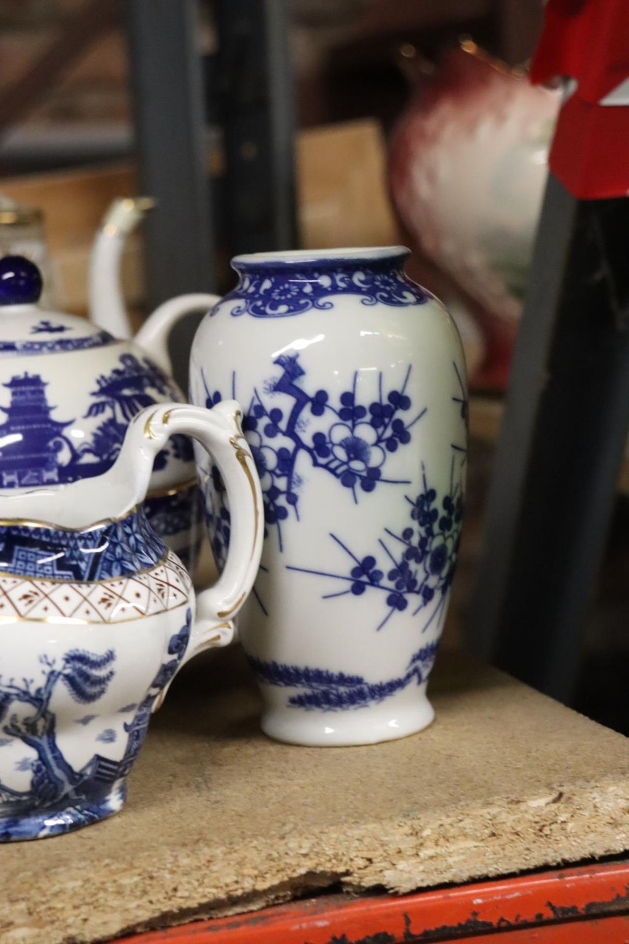 VARIOUS ITEMS OF BLUE AND WHITE WARE TO INCLUDE A TEAPOT, JUG, VASE ETC - Image 4 of 5