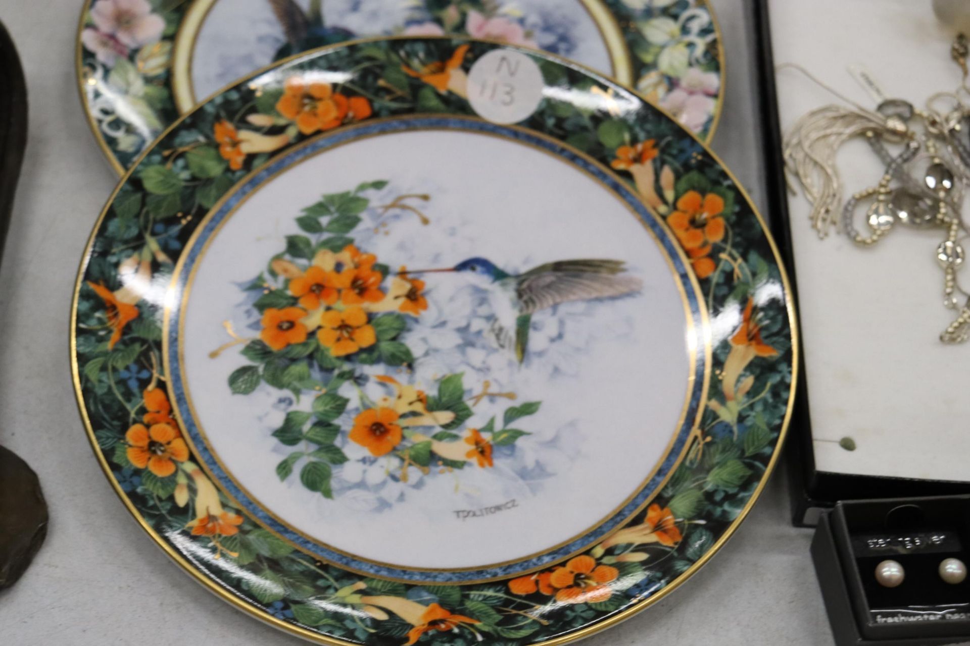 A SET OF SIX, FRANKLIN MINT, HUMMINGBIRD LIMITED EDITION CABINET PLATES, MOST WITH C. O. A'S - Image 8 of 9