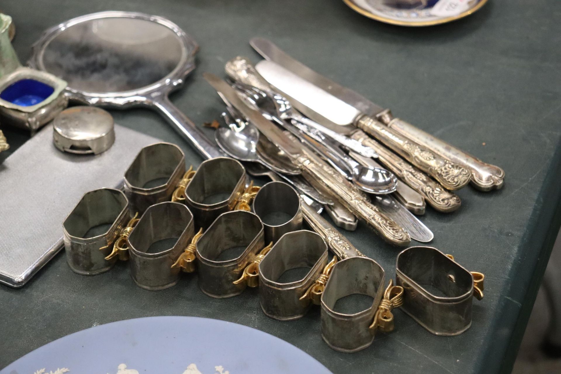 A COLLECTION OF SILVER PALTED ITEMS TO INCLUDE NAPKIN RINGS, A TEAPOT AND HOT WATER JUG, FLATWARE, - Image 2 of 10