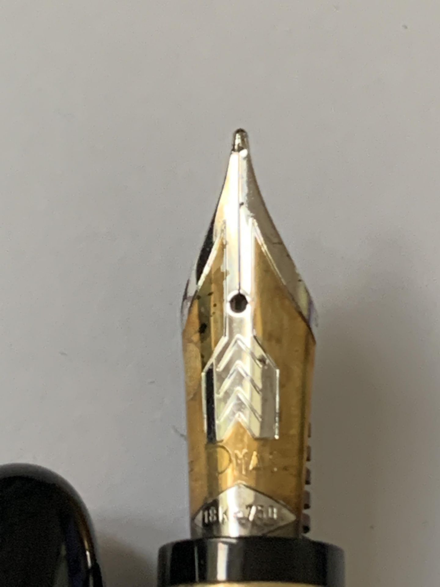 AN OMAS FOUNTAIN PEN MARKED THE MUSEUM OF MODERN ART NEW YORK WITH AN 18 CARAT GOLD NIB - Image 5 of 5