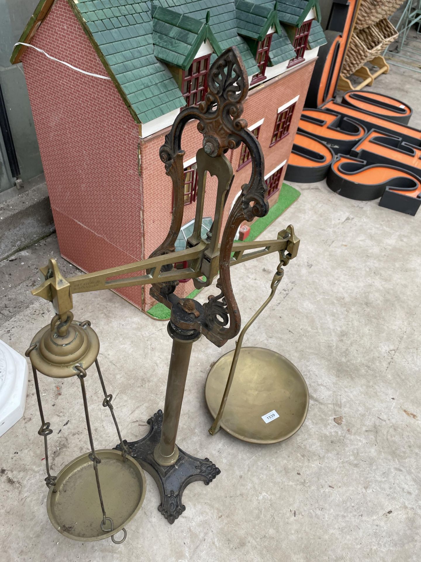A SET OF VINTAGE BRASS BALANCE SCALES - Image 2 of 3