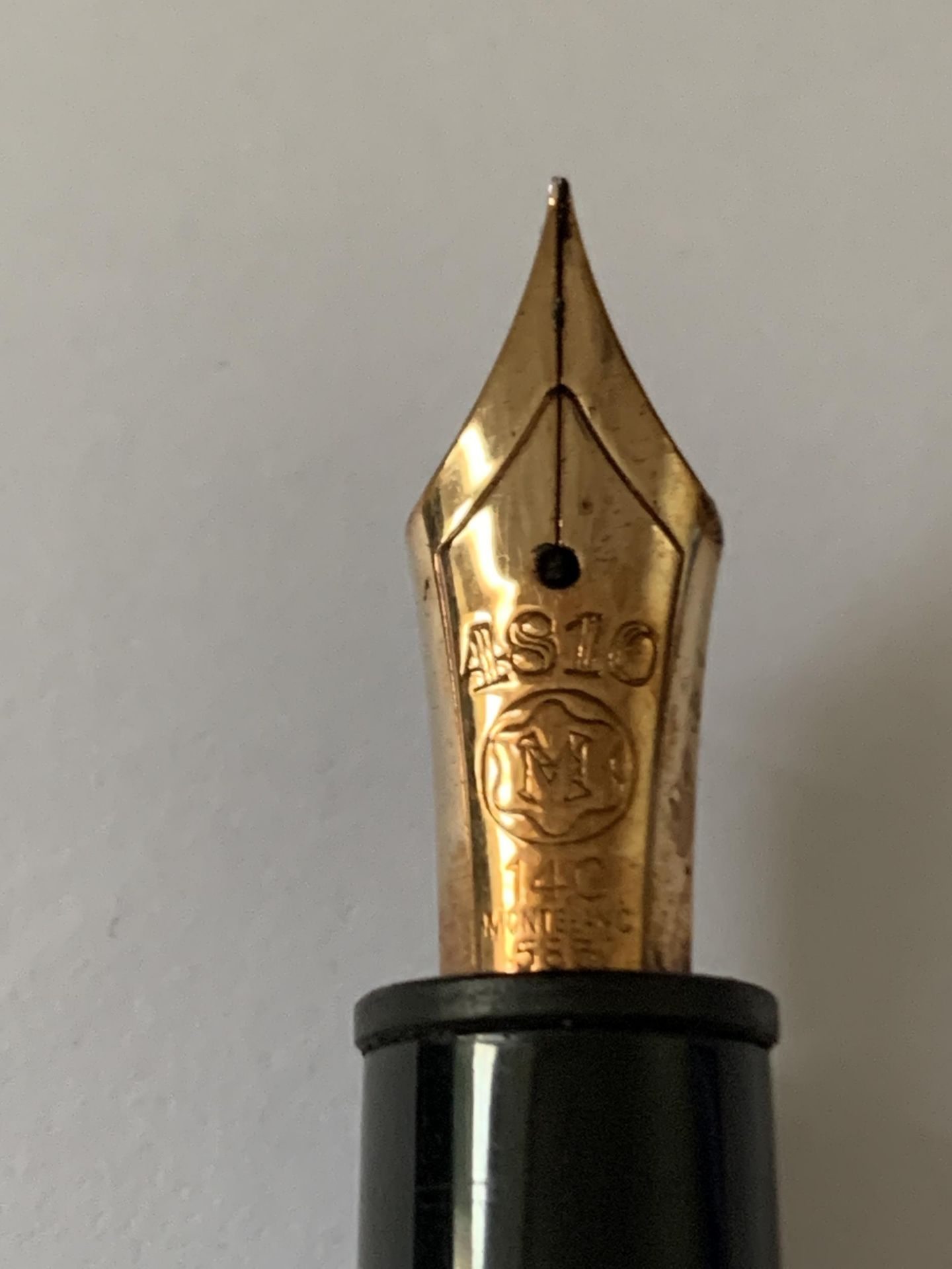 A MONT BLANC MEISTERSTUCK GOLD COATED LE GRAND FOUNTAIN PEN WITH 18 CARAT GOLD MEDIUM NIB - Bild 8 aus 8