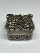 A DECORATIVE MARKED SILVER VINAIGRETTE