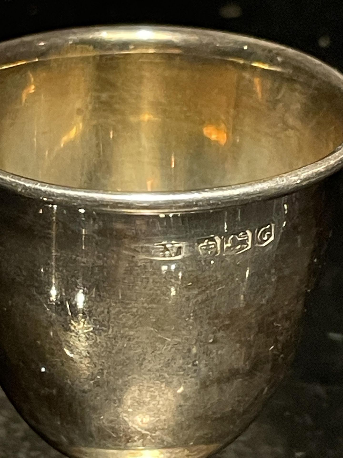 A HALLMARKED SHEFFIELD SILVER EGG CUP - Image 3 of 3