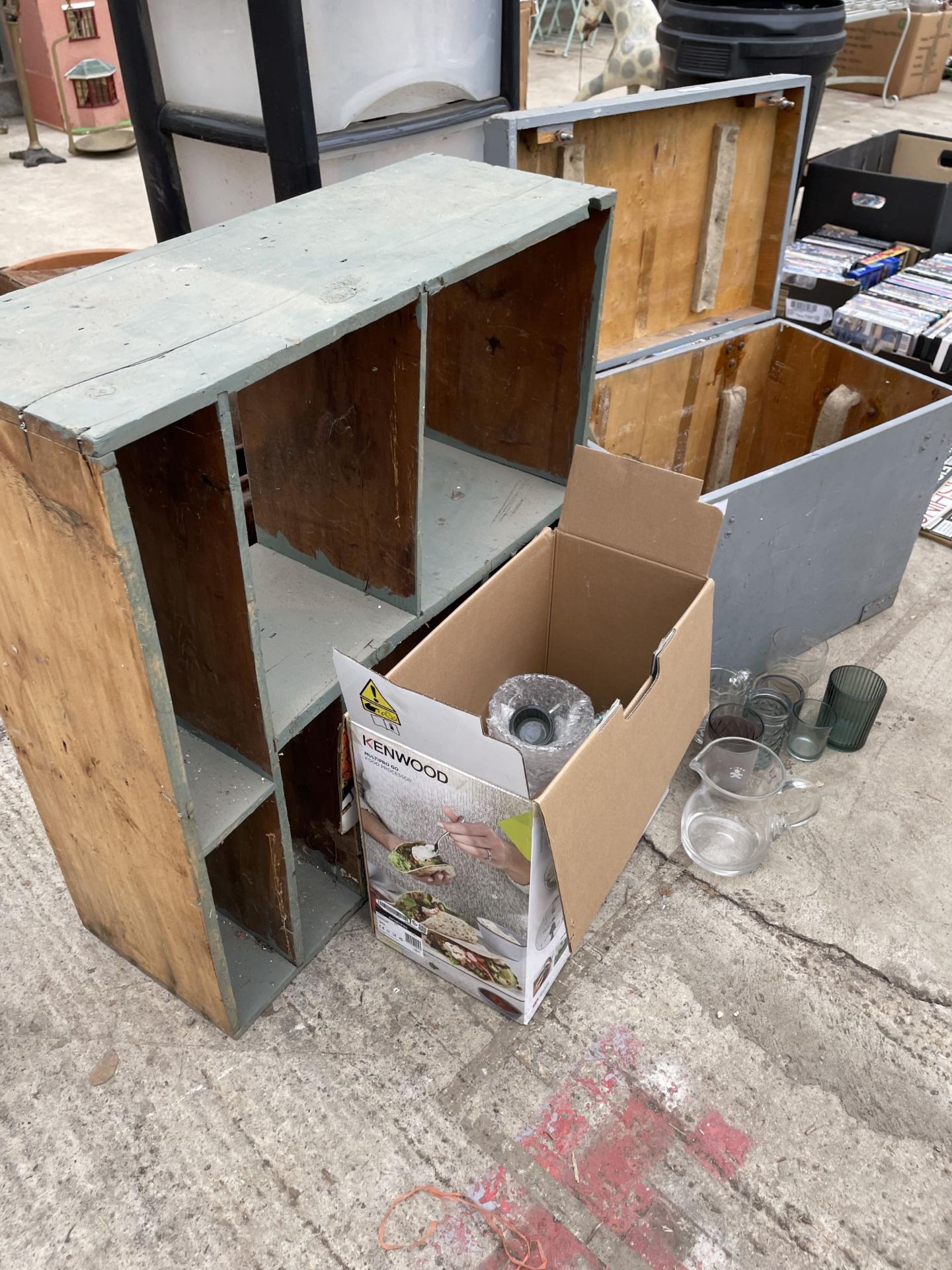 AN ASSORTMENT OF STORAGE BOXES AND CHESTS AND A COLLECTION OF GLASS WARE - Image 4 of 4