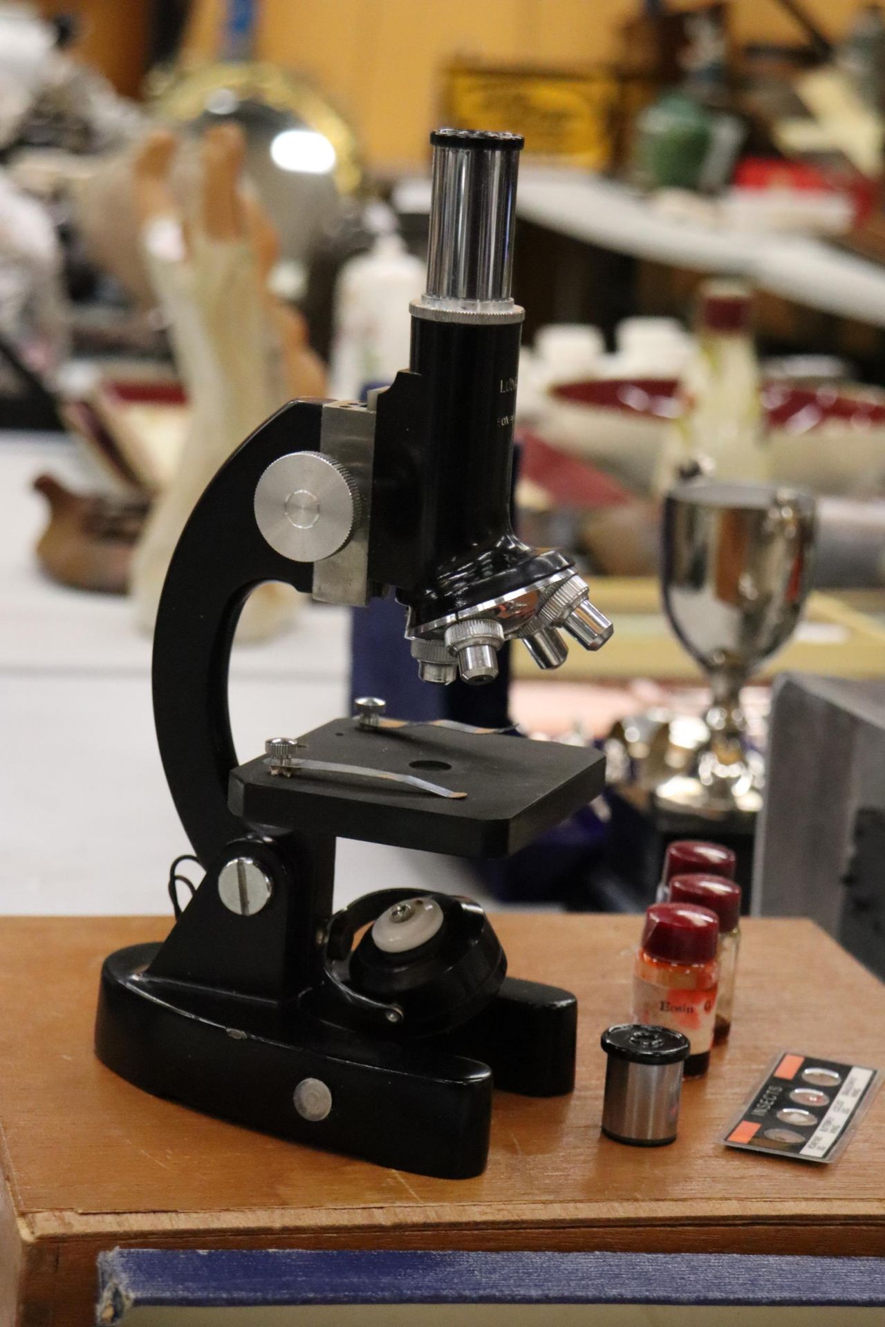 A VINTAGE LUNAX MICROSCOPE WITH A LARGE QUANTITY OF SLIDES IN A WOODEN BOX - Image 2 of 7