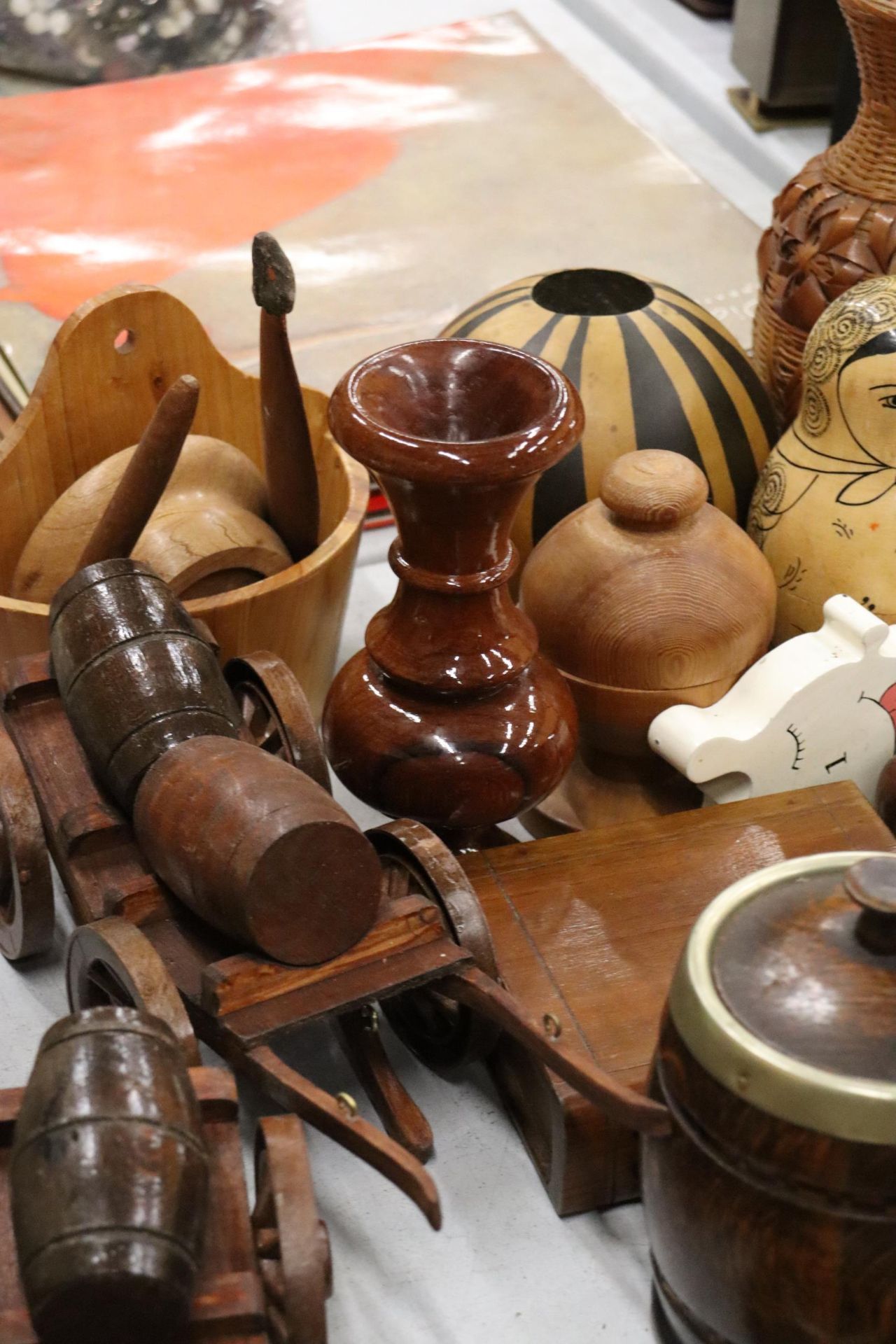 A LARGE QUANTITY OF TREEN ITEMS TO INCLUUDE BOWLS, TRINKET BOXES, FRAMED HANDPAINTED TILES, - Image 8 of 11