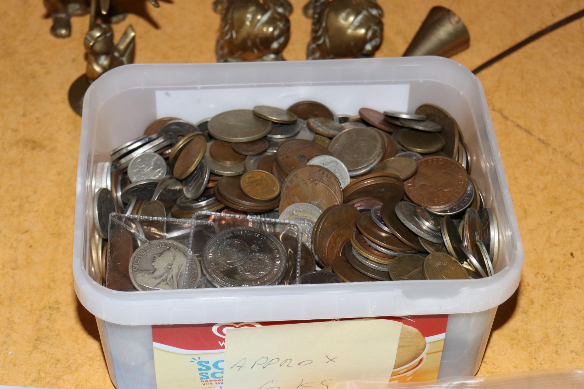 A LARGE QUANTITY OF VINTAGE COINS AND NOTES TO INCLUDE A VICTORIAN HALF CROWN, COMMEMORATIVE CROWNS, - Image 5 of 7
