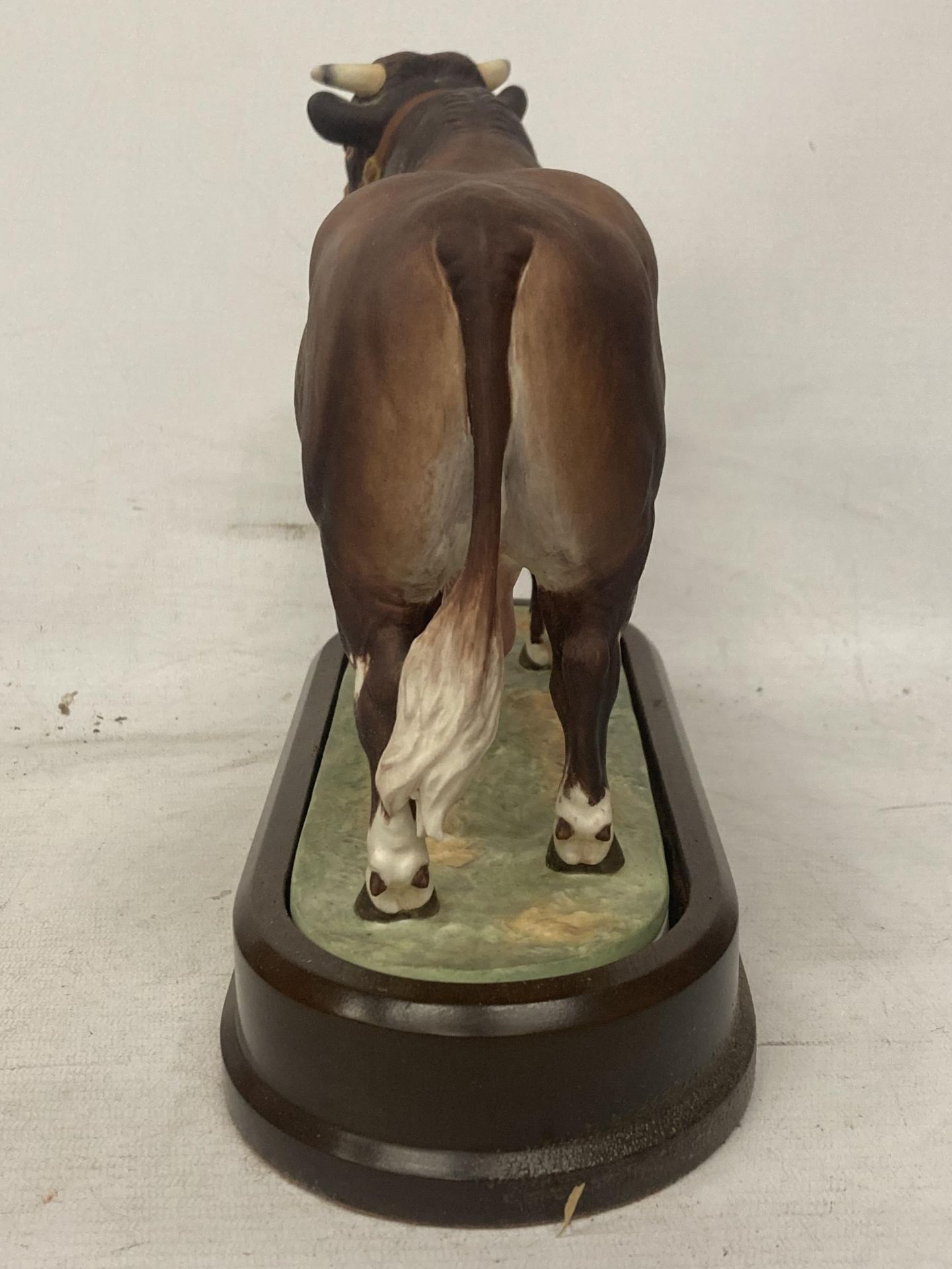 A ROYAL WORCESTER MODEL OF A DAIRY SHORTHORN BULL MODELLED BY DORIS LINDNER PRODUCED IN A LIMITED - Image 4 of 5